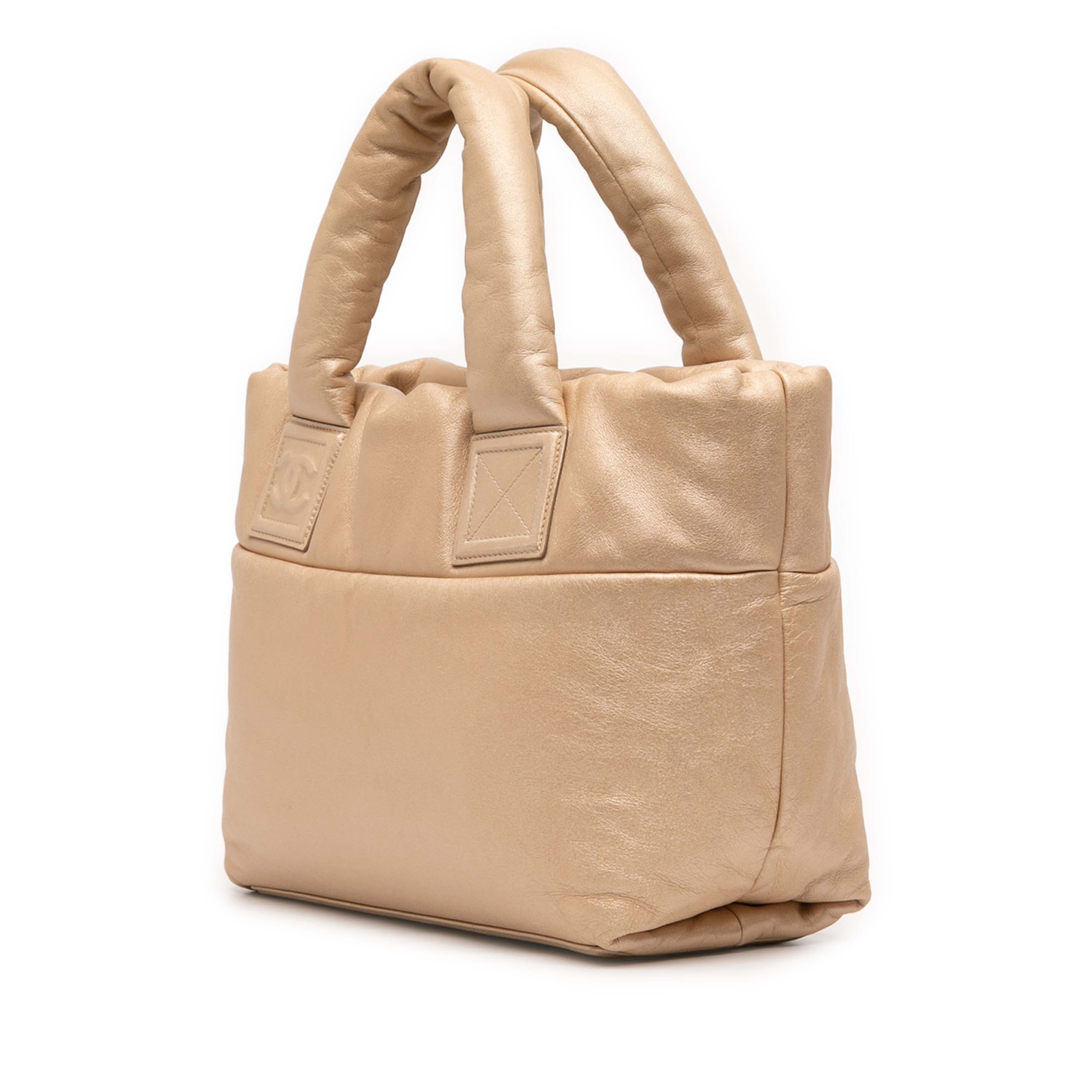 Chanel Small Lambskin Coco Cocoon Reversible Tote, från Luxclusif, i färgen gold. Klicka för att öppna bilden i stort format