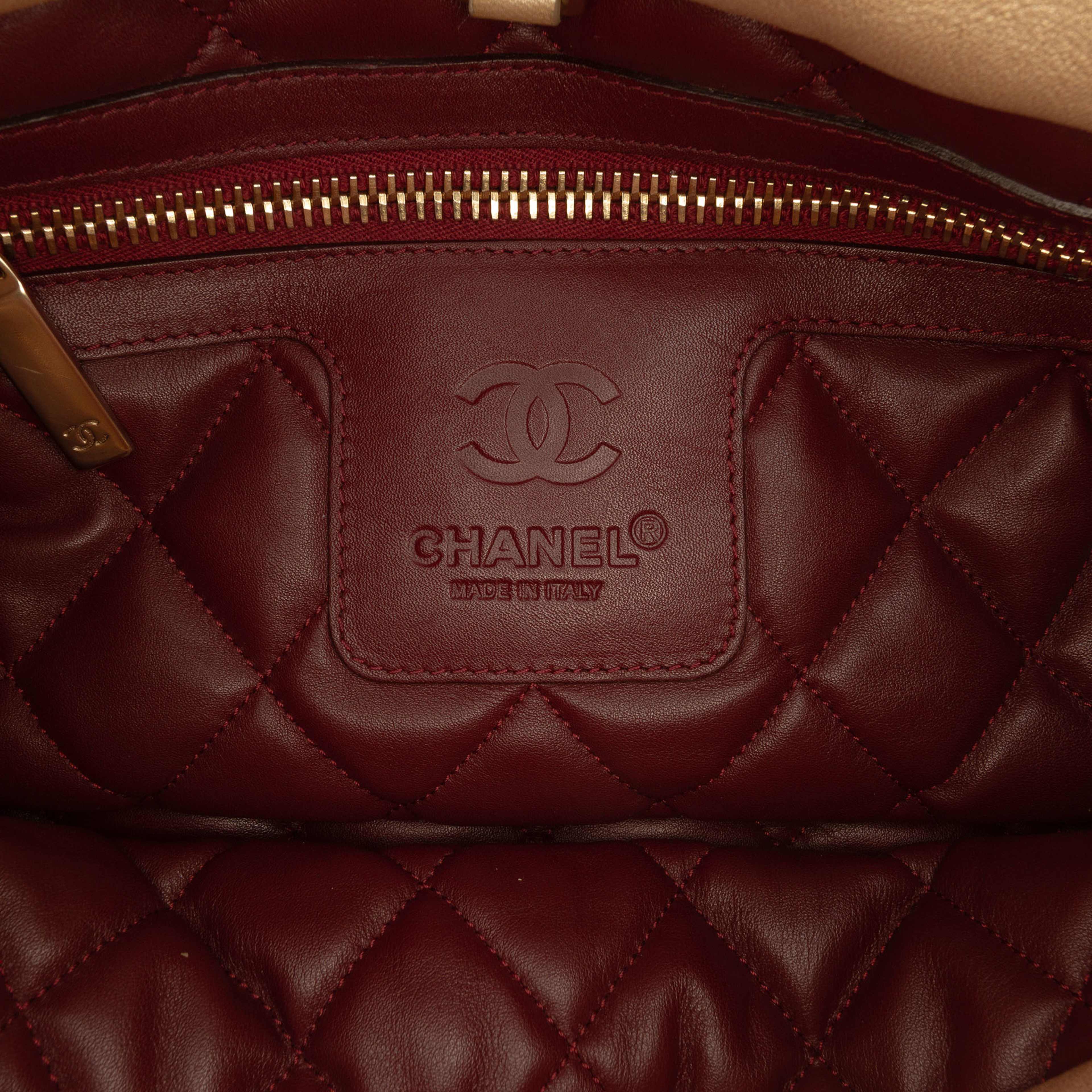 Chanel Small Lambskin Coco Cocoon Reversible Tote, från Luxclusif, i färgen gold. Klicka för att öppna bilden i stort format