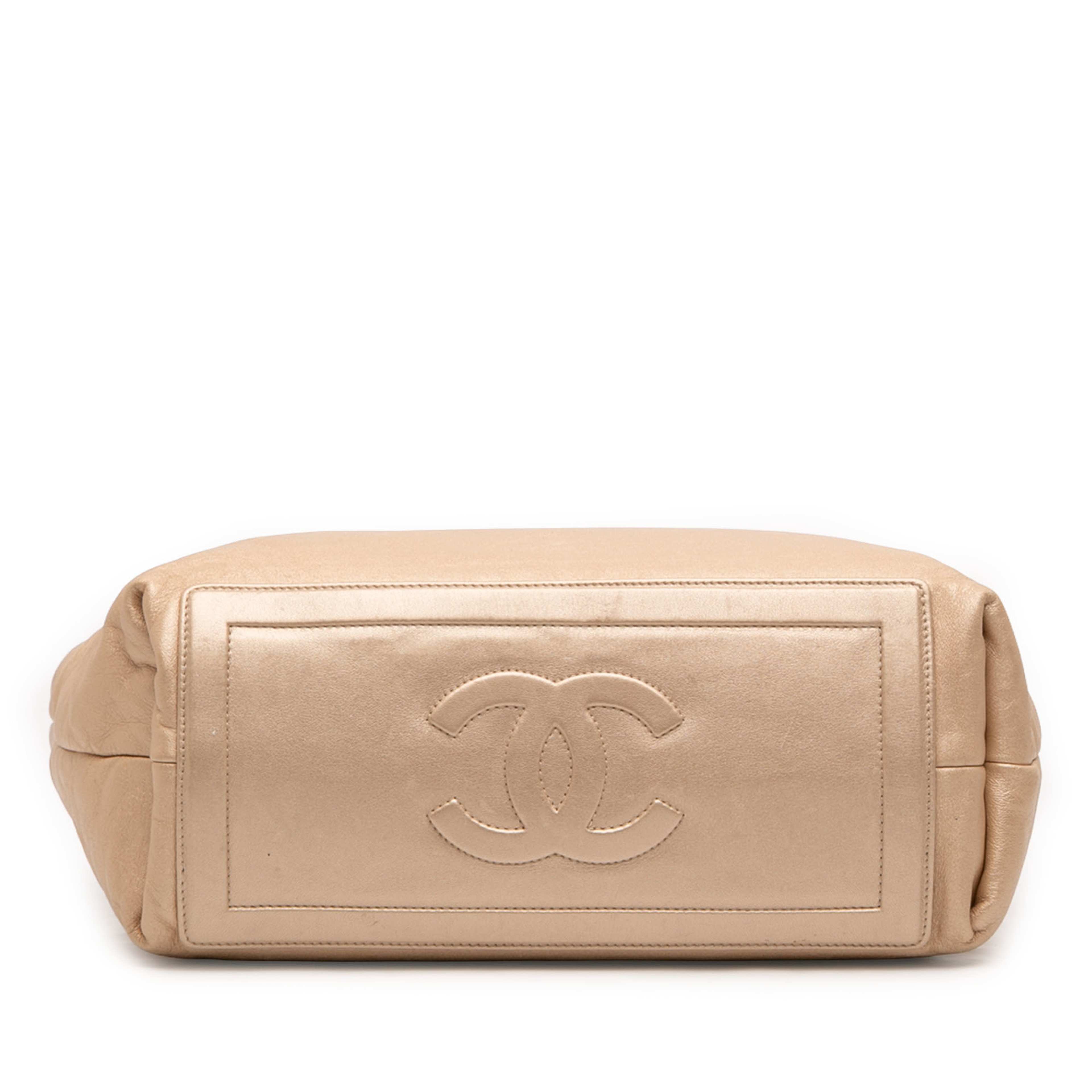 Chanel Small Lambskin Coco Cocoon Reversible Tote, från Luxclusif, i färgen gold. Klicka för att öppna bilden i stort format