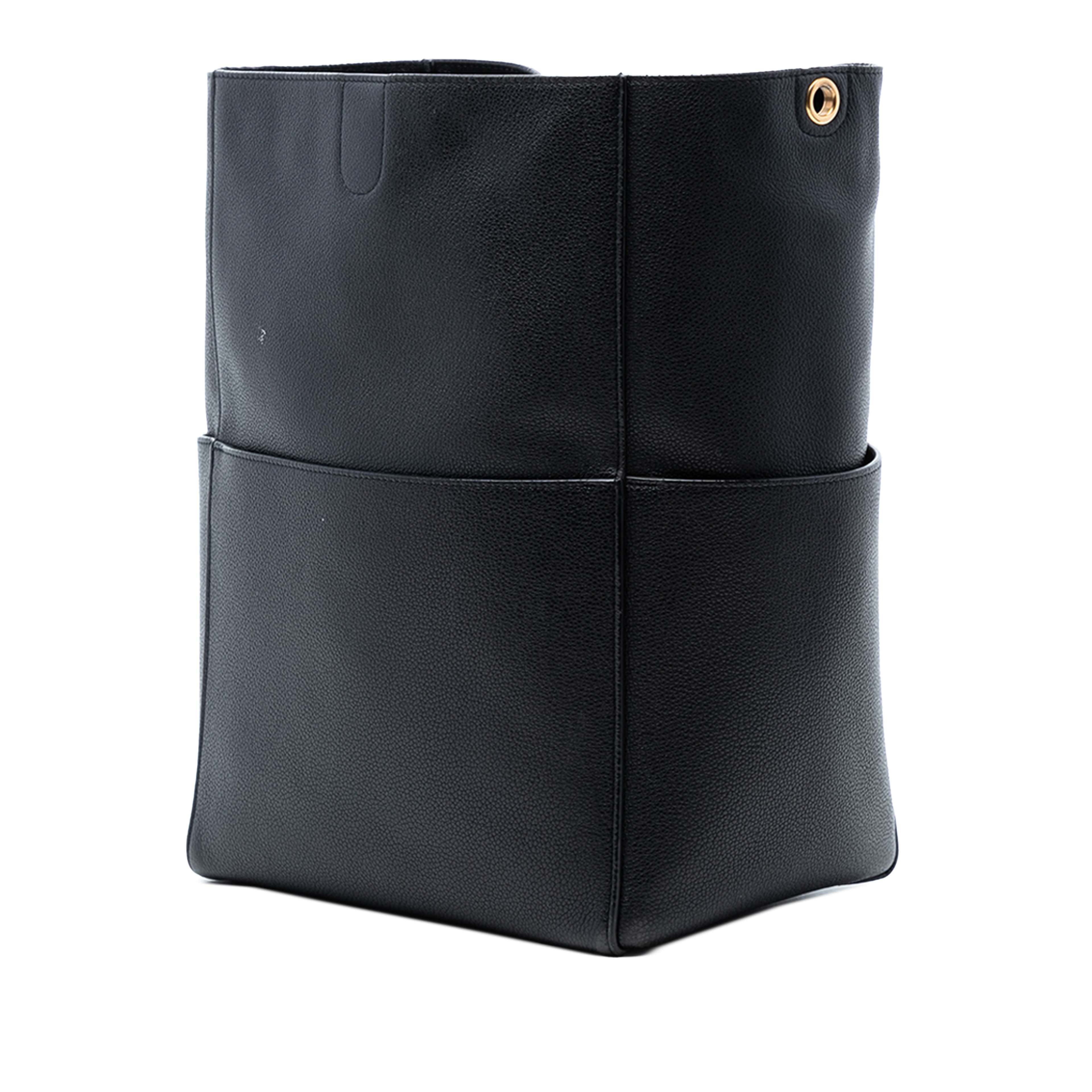 Celine Medium Leather Seau Sangle Bucket Bag, från Luxclusif, i färgen black. Klicka för att öppna bilden i stort format