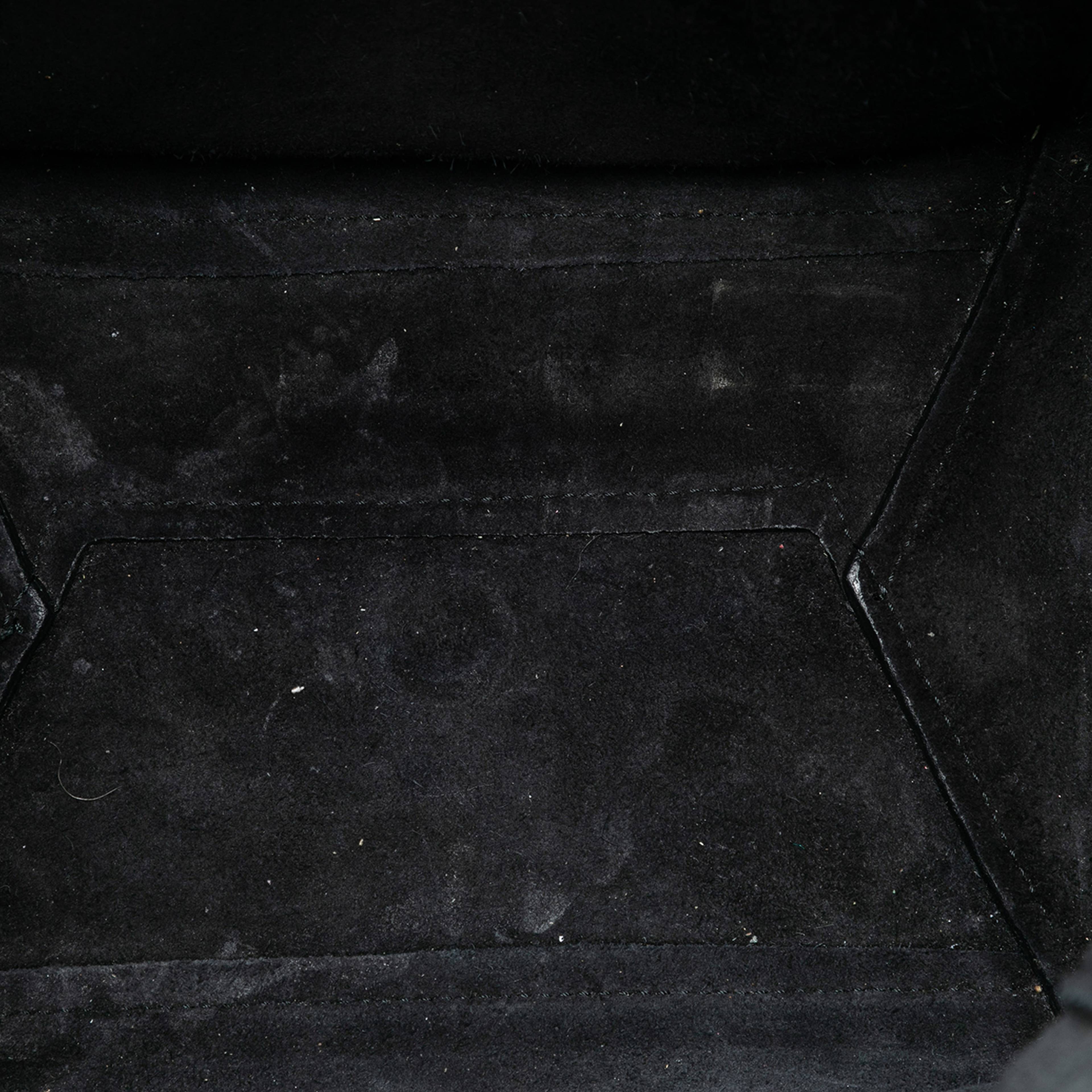 Celine Medium Leather Seau Sangle Bucket Bag, från Luxclusif, i färgen black. Klicka för att öppna bilden i stort format