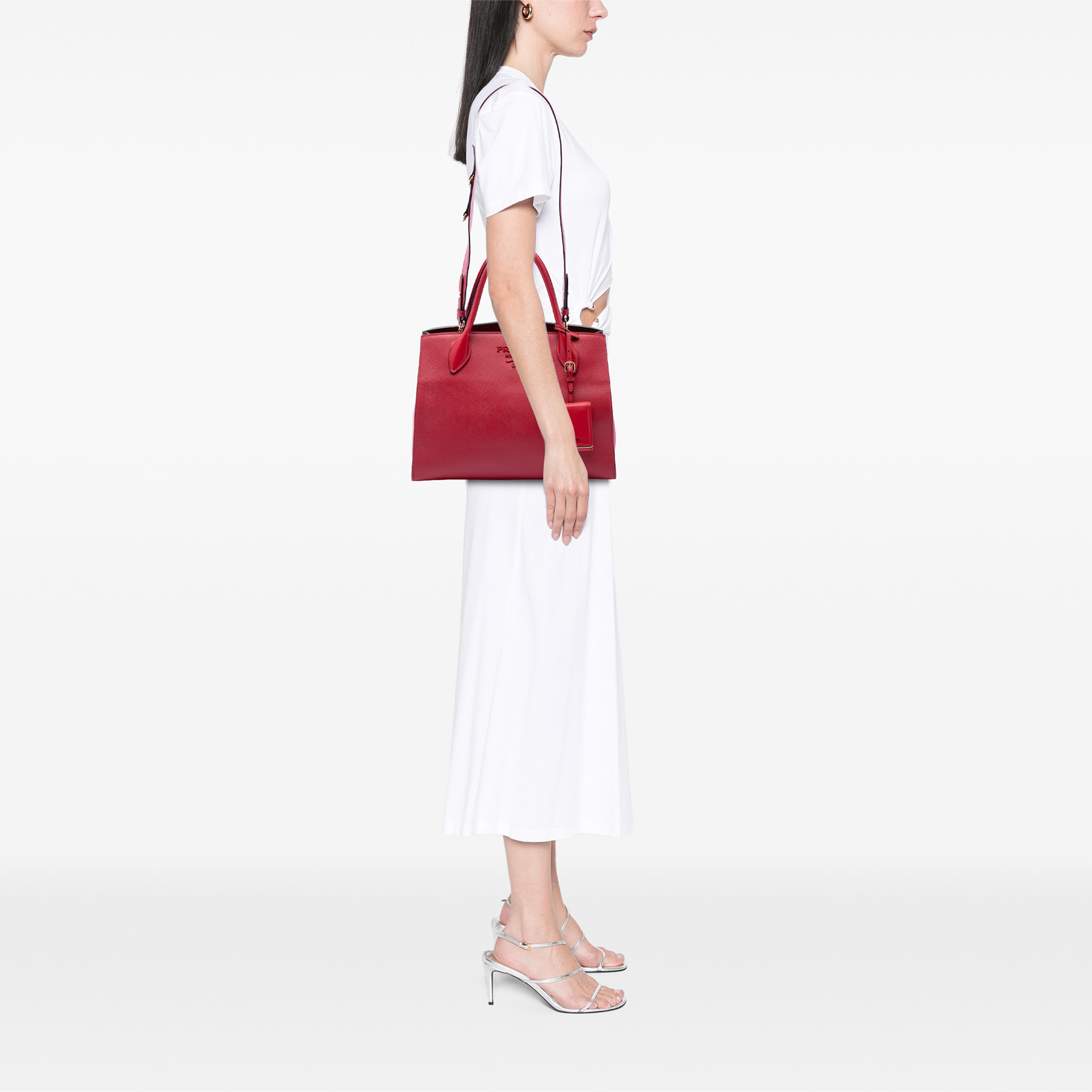 Prada Medium Saffiano Cuir Monochrome Top Handle Tote, från Luxclusif, i färgen röd. Klicka för att öppna bilden i stort format