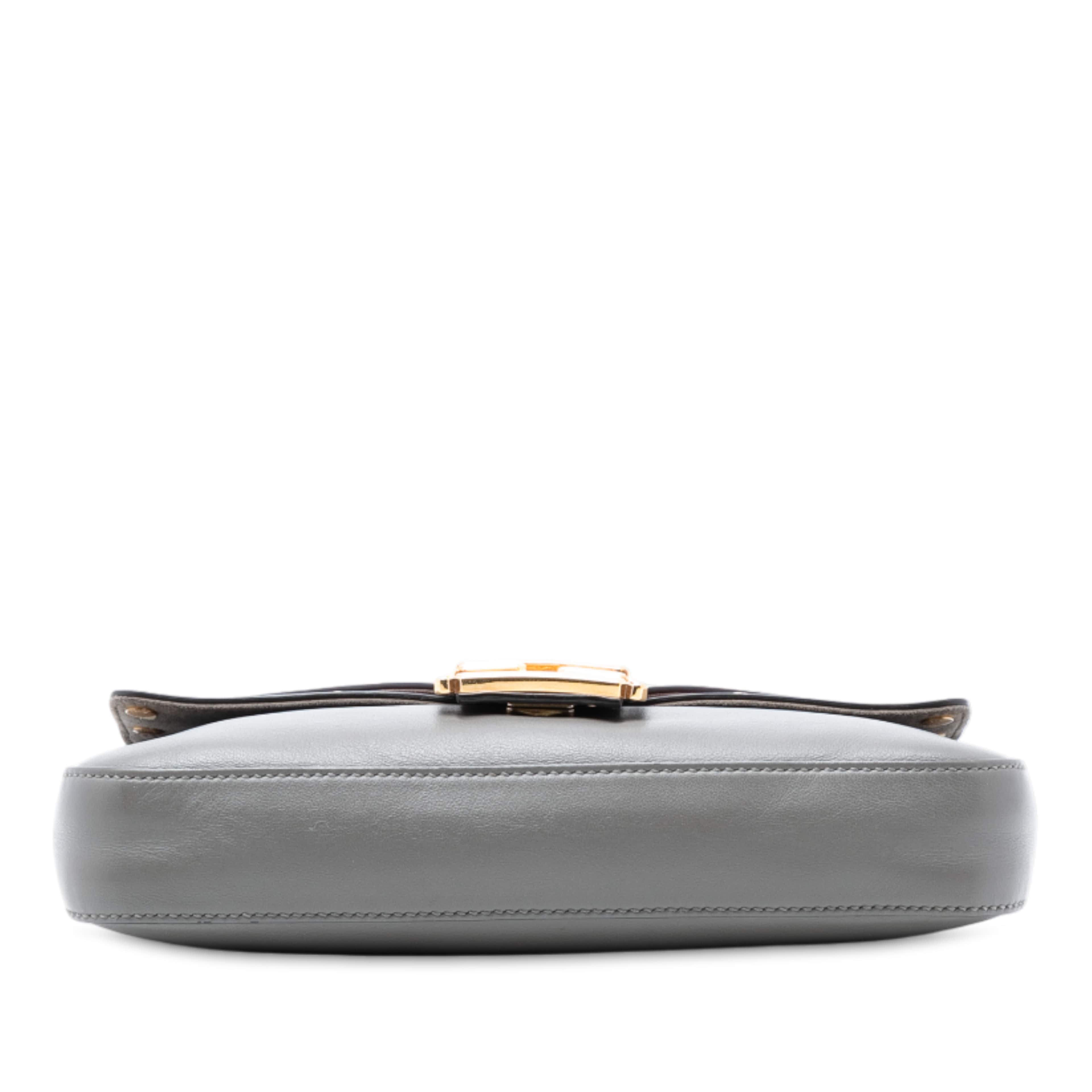 Fendi Vitello Grace Ff 1974 Baguette Crossbody, från Luxclusif, i färgen gray. Klicka för att öppna bilden i stort format