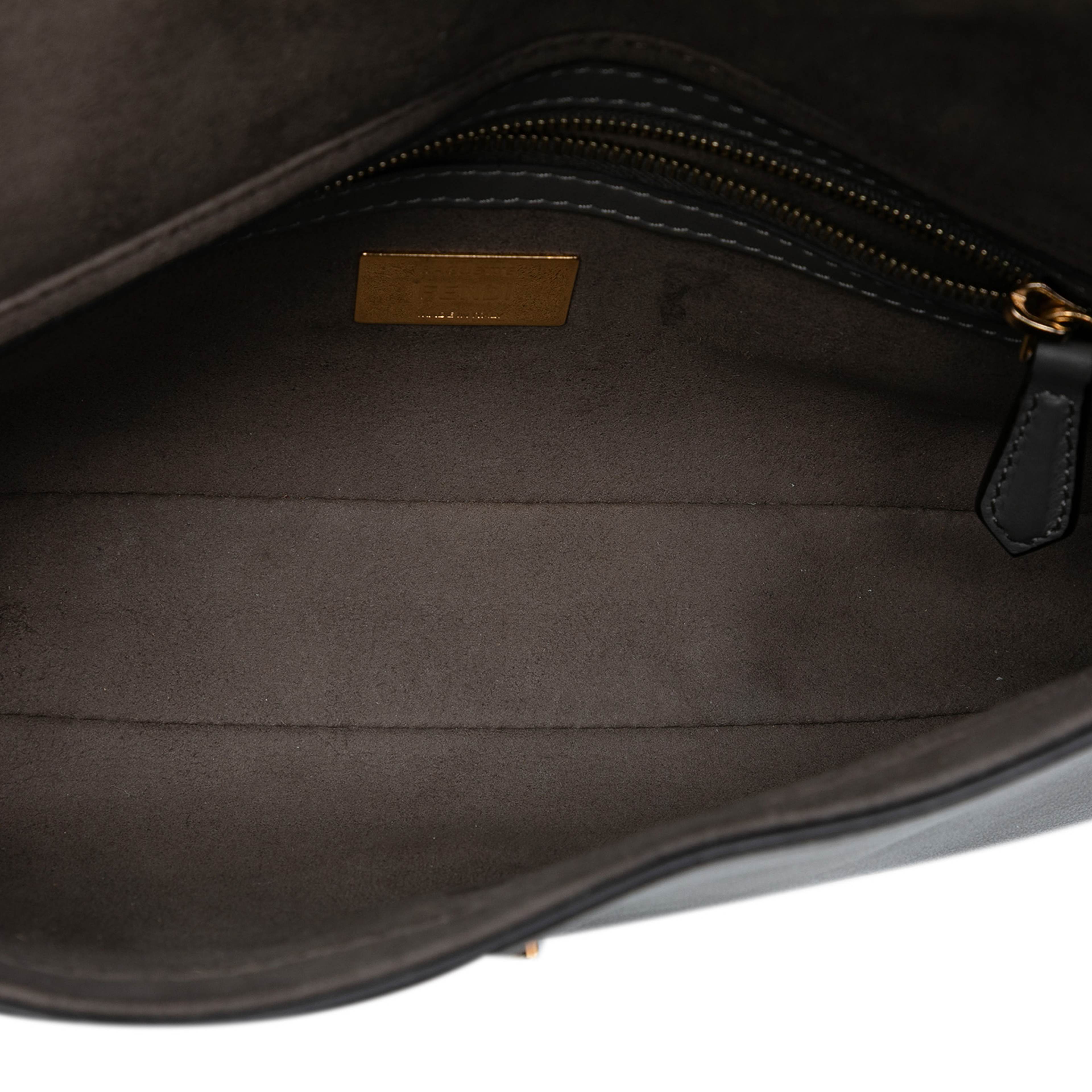 Fendi Vitello Grace Ff 1974 Baguette Crossbody, från Luxclusif, i färgen gray. Klicka för att öppna bilden i stort format