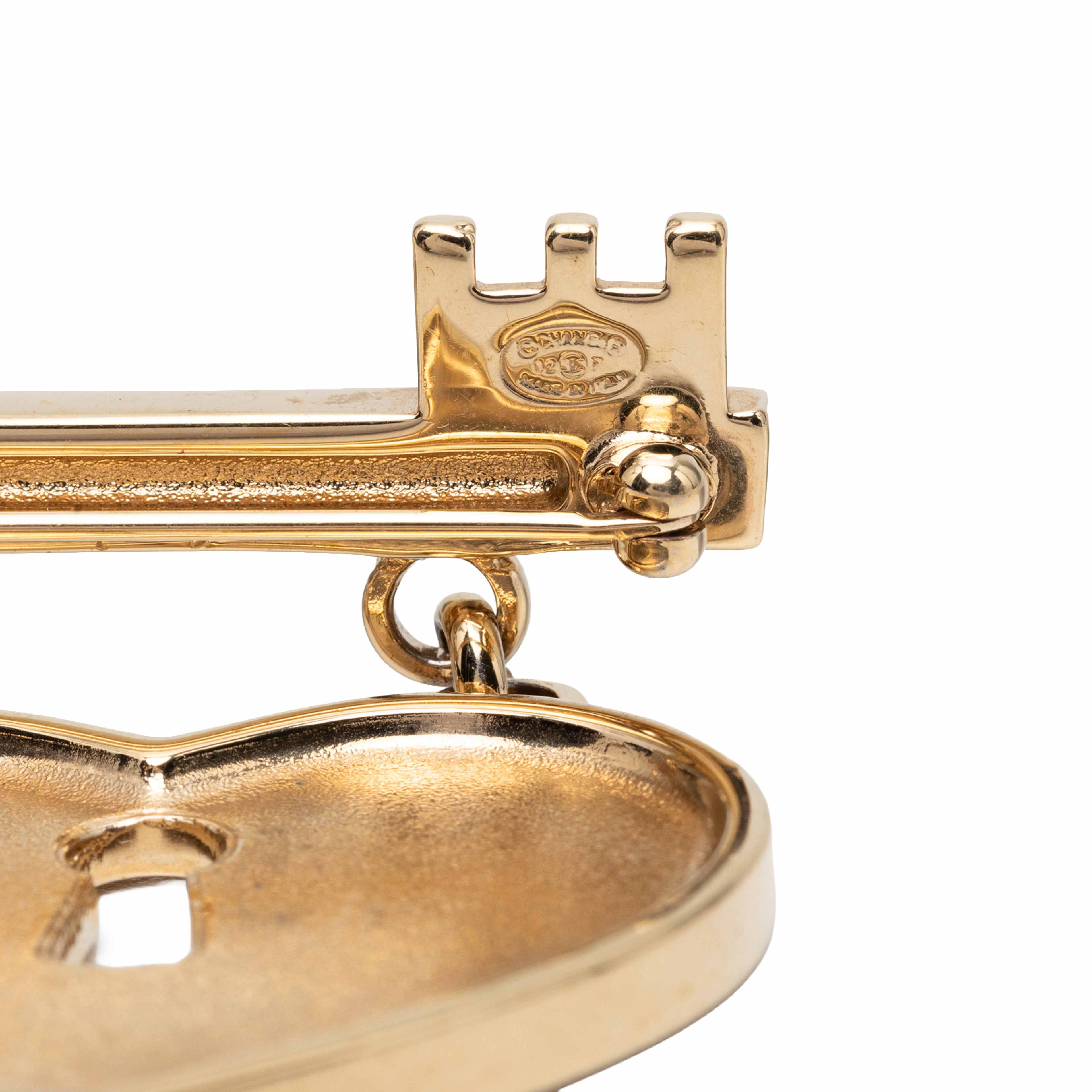 Chanel Cc Gold Plated Strass Heart Lock And Key Brooch, från Luxclusif, i färgen guld. Klicka för att öppna bilden i stort format