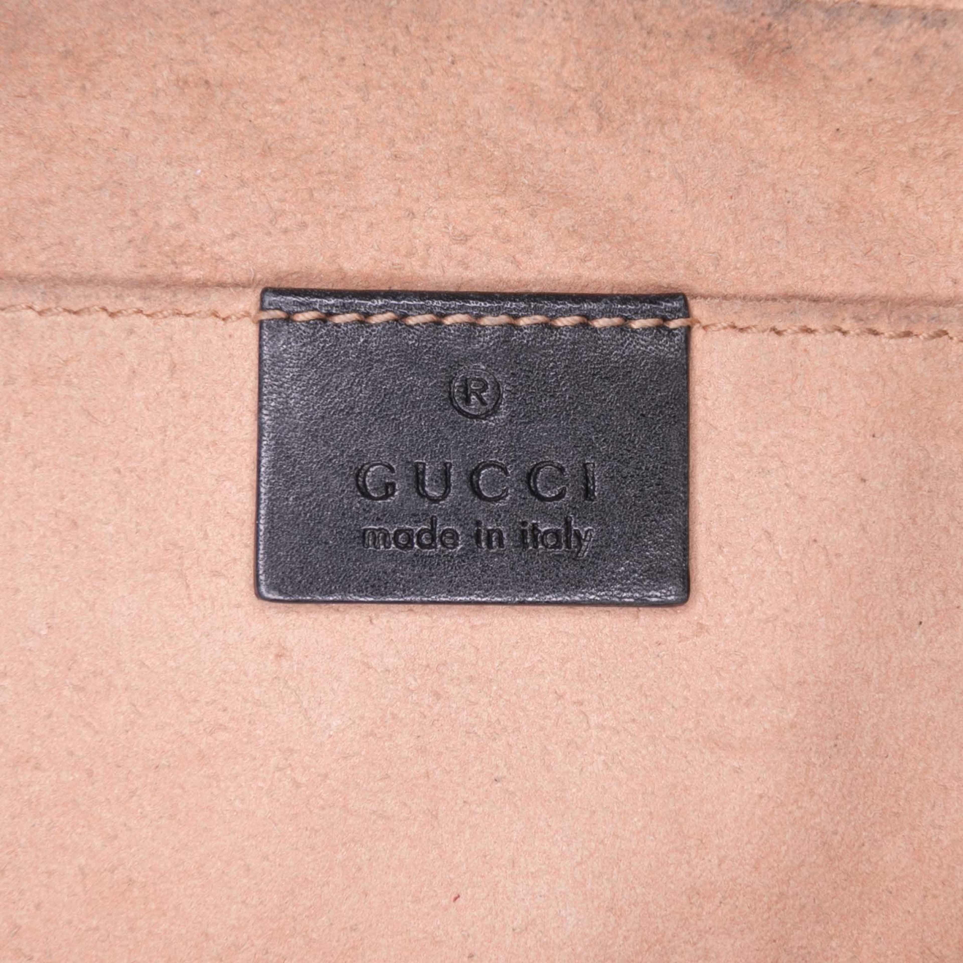 Gucci Small Gg Marmont Matelasse Leather Crossbody, från Luxclusif, i färgen black. Klicka för att öppna bilden i stort format