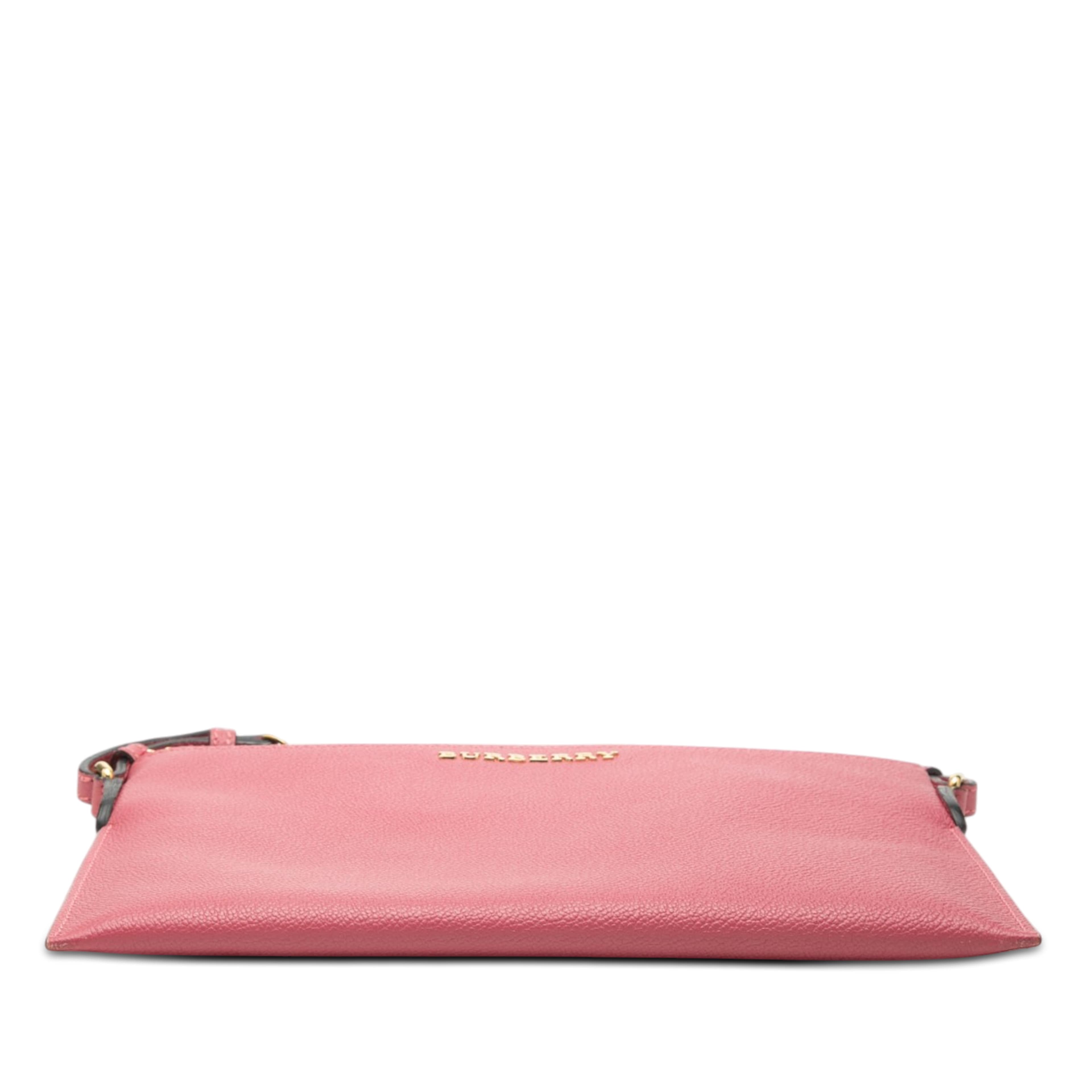 Burberry Grained Leather Peyton Crossbody, från Luxclusif, i färgen rosa. Klicka för att öppna bilden i stort format