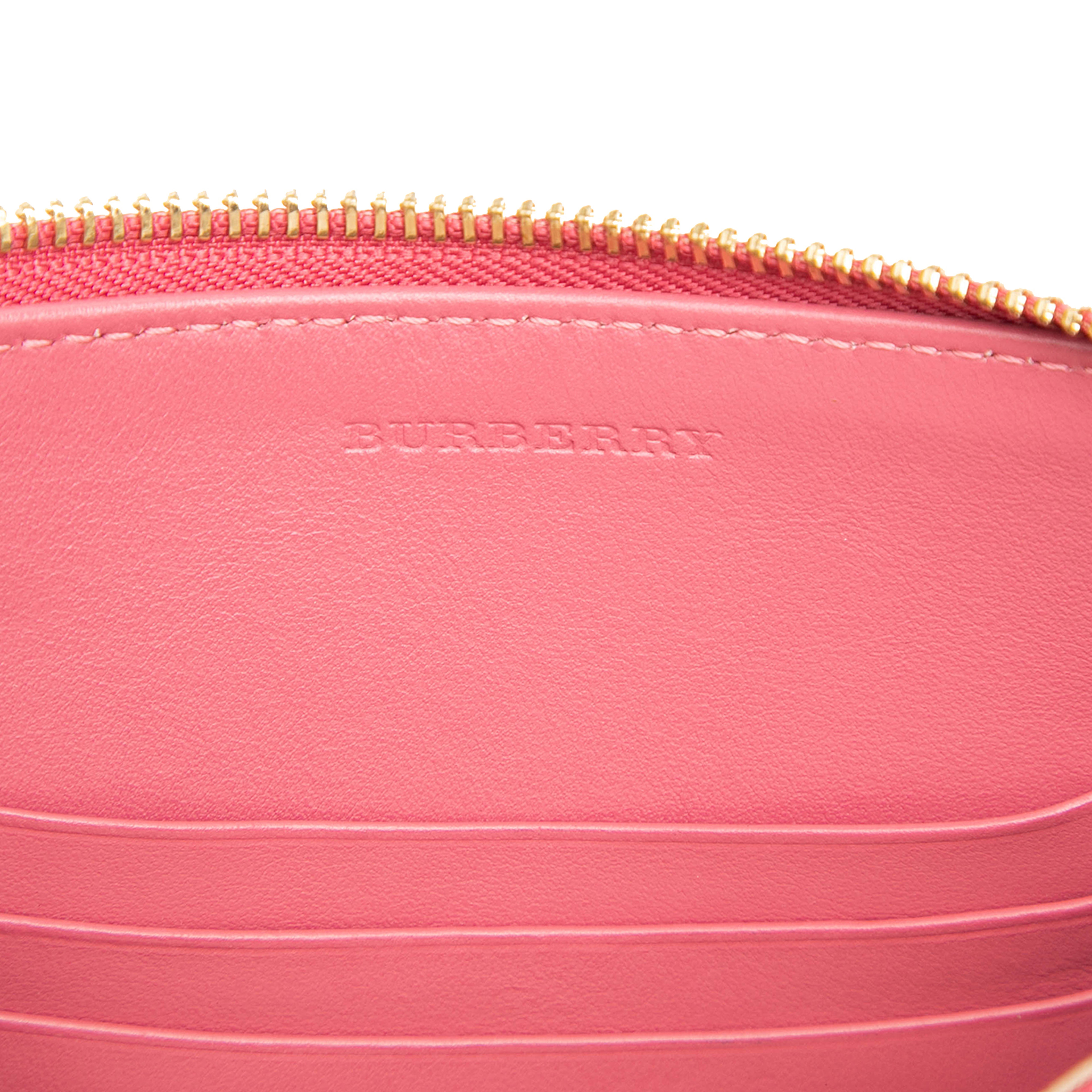 Burberry Grained Leather Peyton Crossbody, från Luxclusif, i färgen blush. Klicka för att öppna bilden i stort format