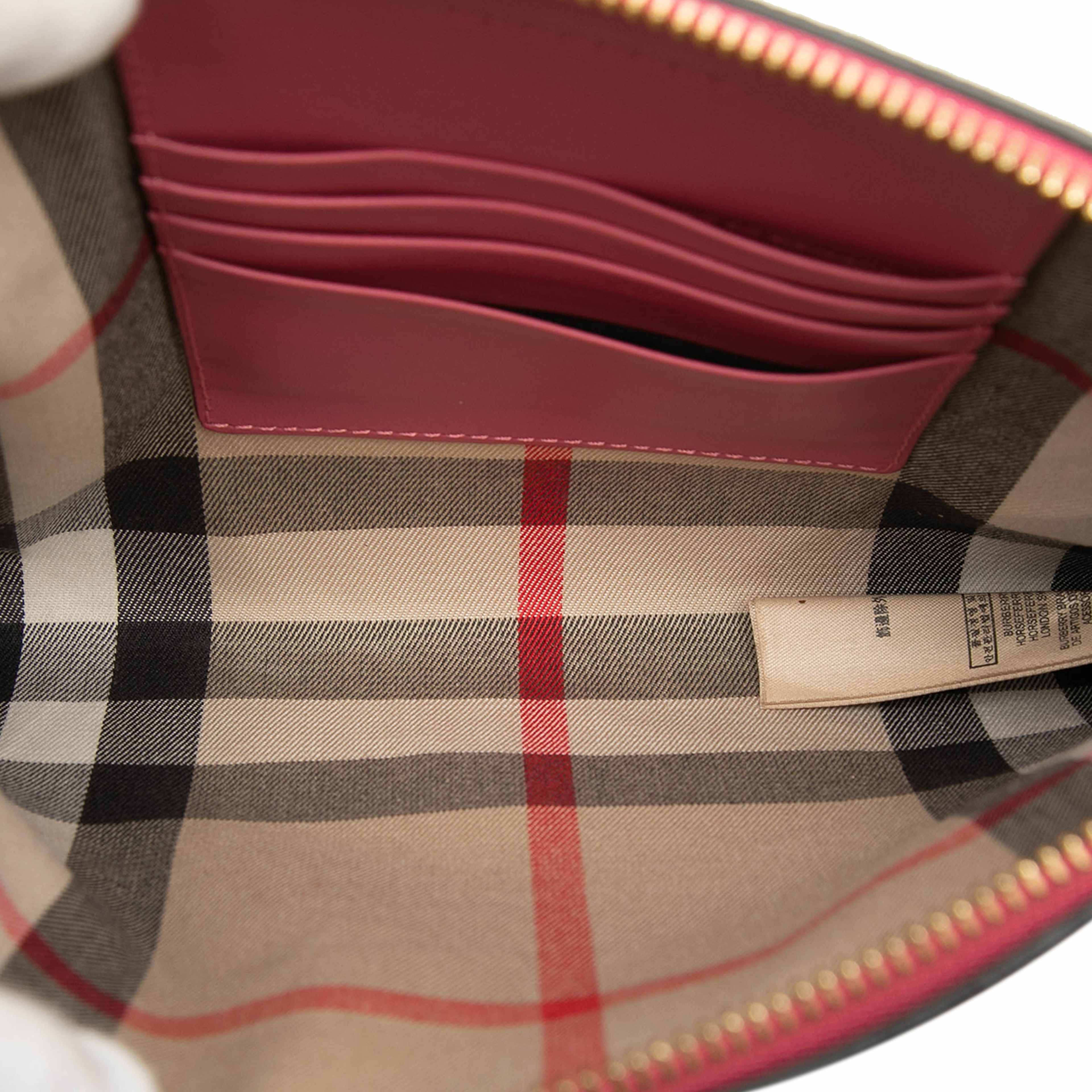 Burberry Grained Leather Peyton Crossbody, från Luxclusif, i färgen blush. Klicka för att öppna bilden i stort format