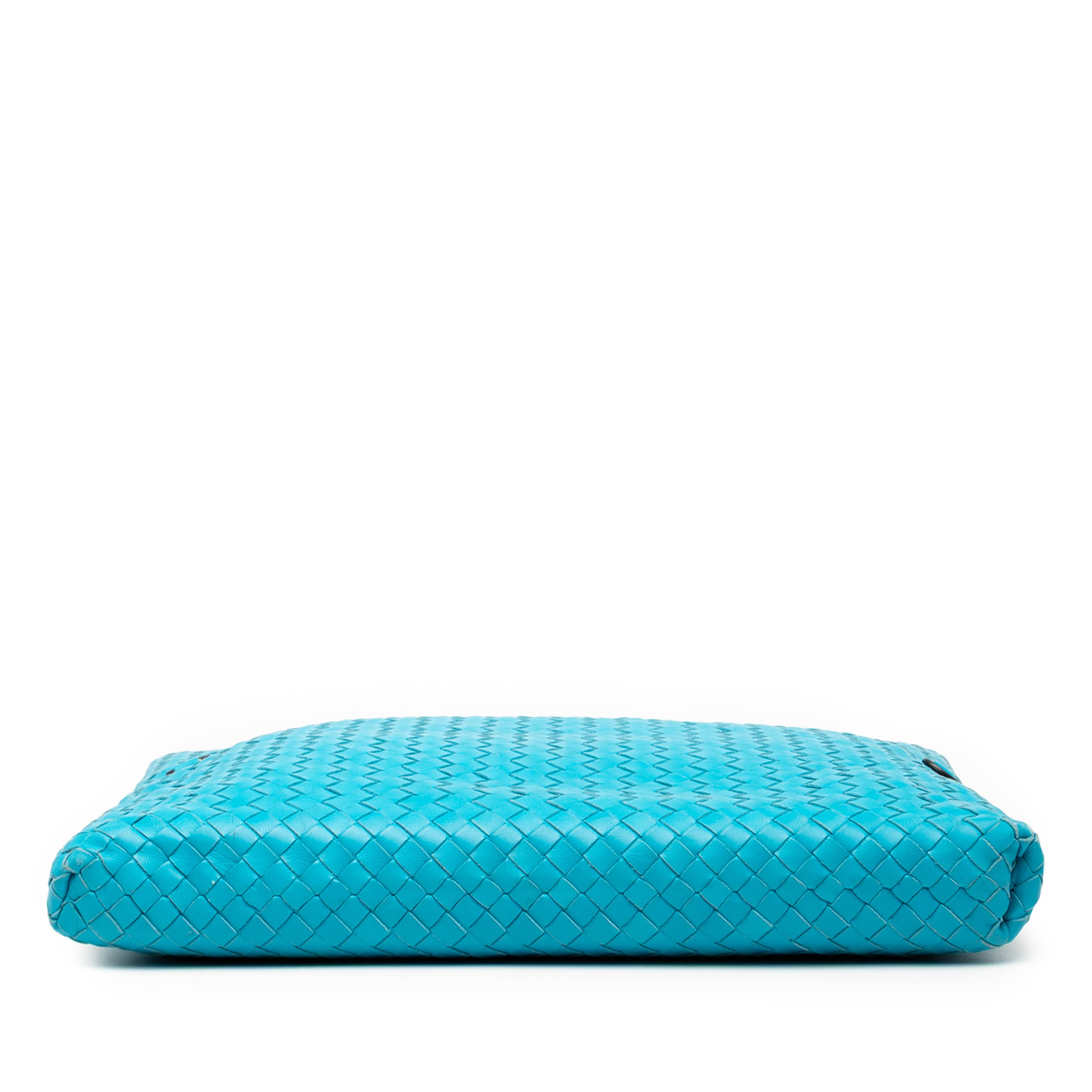 Bottega Veneta Nappa Intrecciato Fold Over Tote, från Luxclusif, i färgen aqua. Klicka för att öppna bilden i stort format