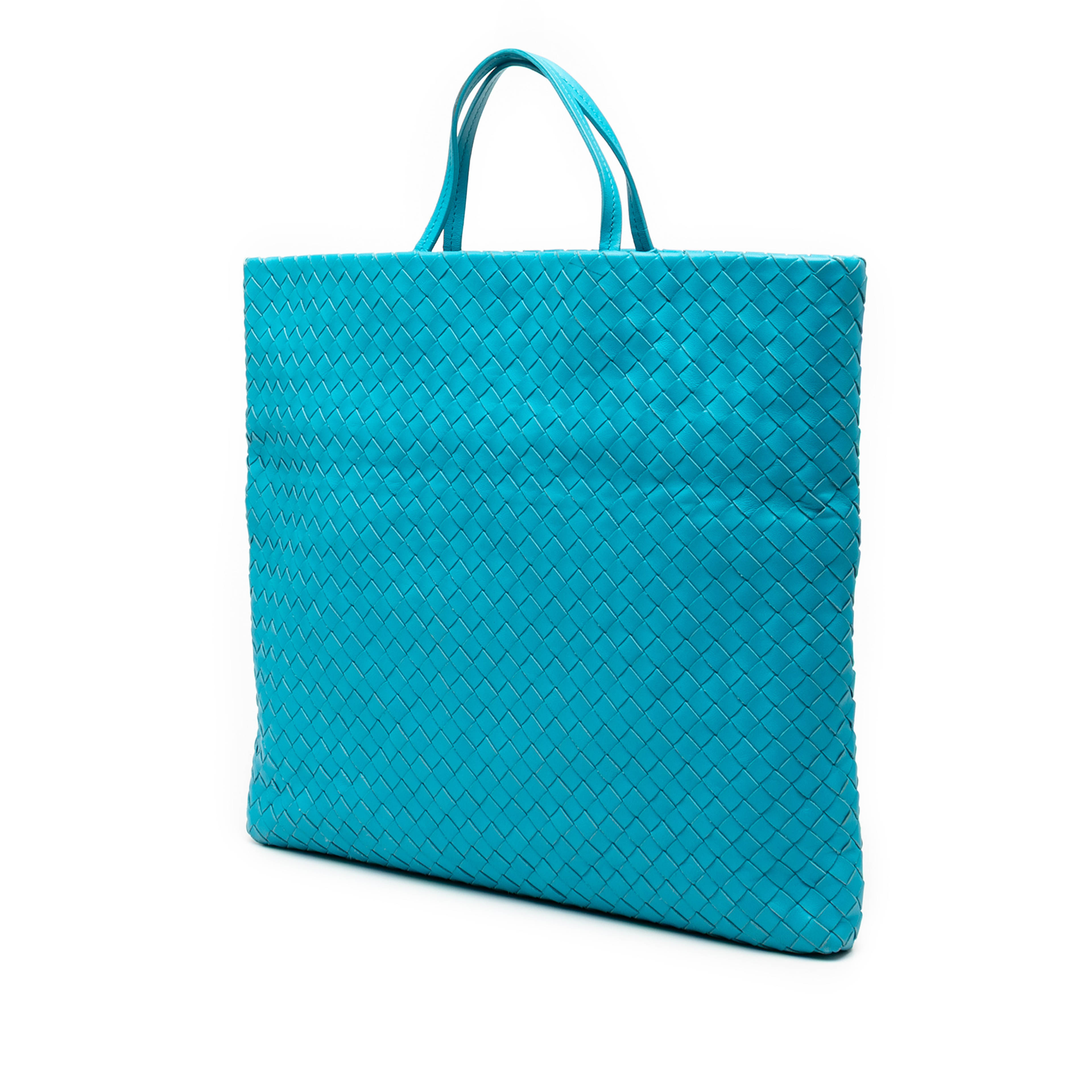 Bottega Veneta Nappa Intrecciato Fold Over Tote, från Luxclusif, i färgen aqua. Klicka för att öppna bilden i stort format