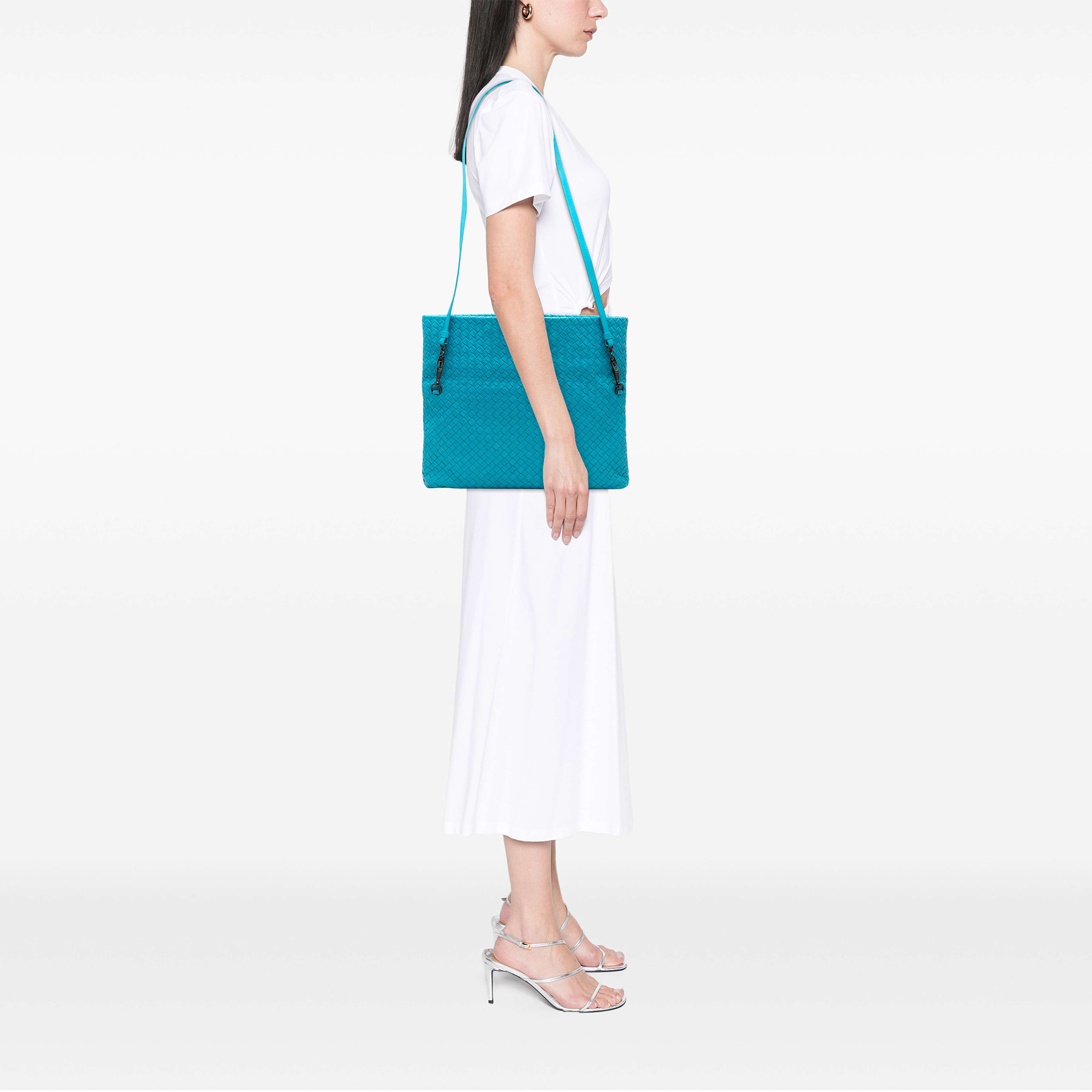 Bottega Veneta Nappa Intrecciato Fold Over Tote, från Luxclusif, i färgen blå. Klicka för att öppna bilden i stort format