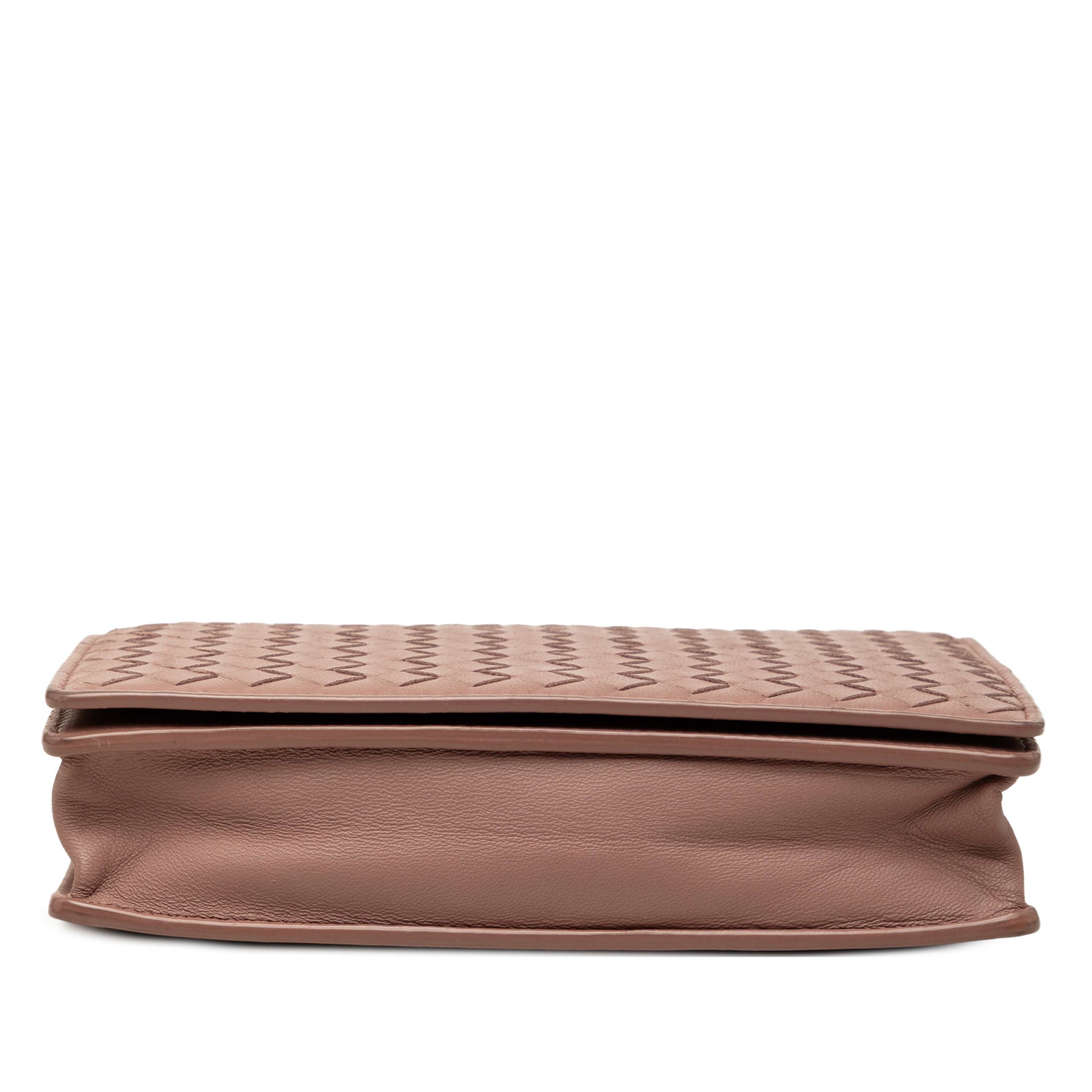 Bottega Veneta Nappa Intrecciato Wallet On Chain, från Luxclusif, i färgen rosa. Klicka för att öppna bilden i stort format