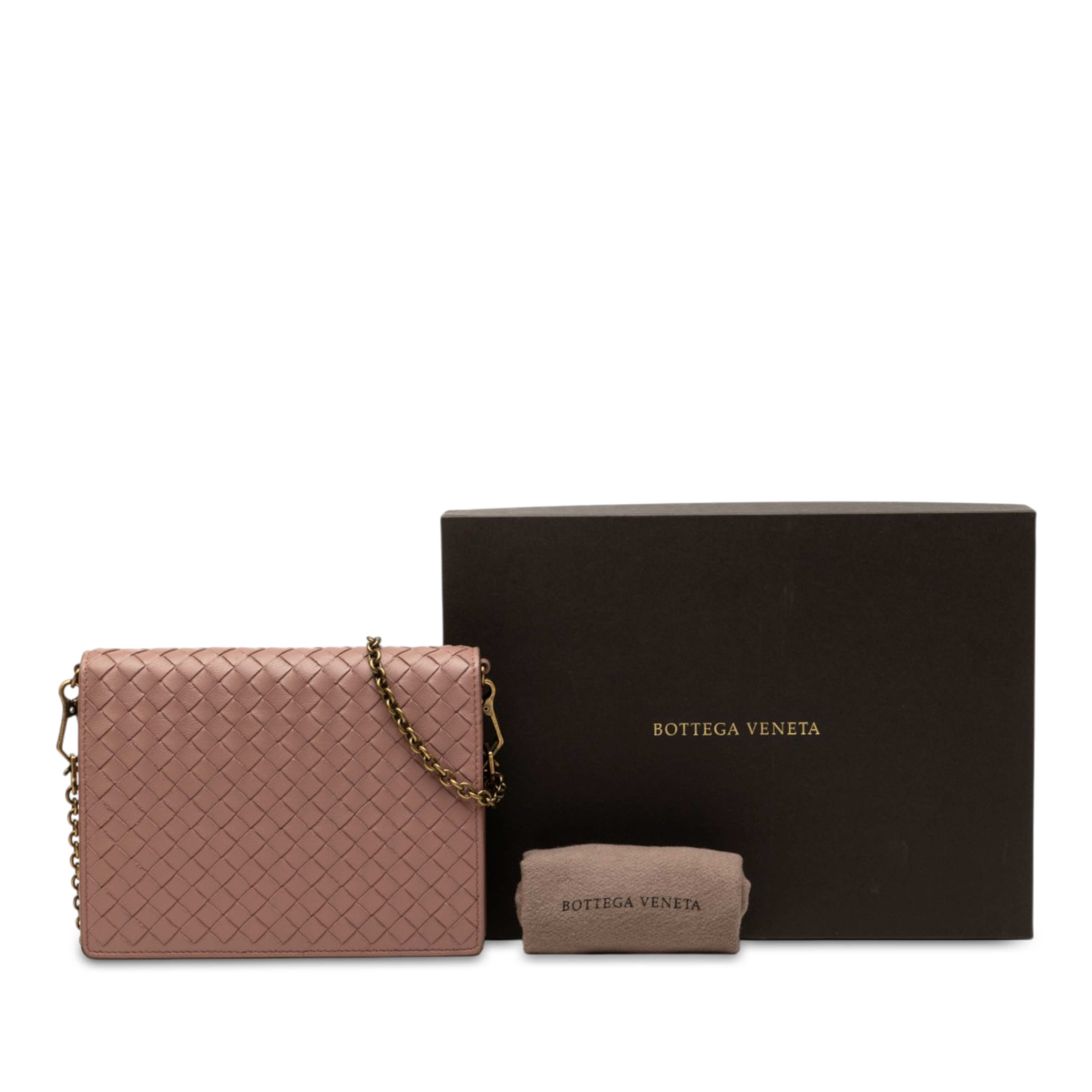 Bottega Veneta Nappa Intrecciato Wallet On Chain, från Luxclusif, i färgen rosa. Klicka för att öppna bilden i stort format