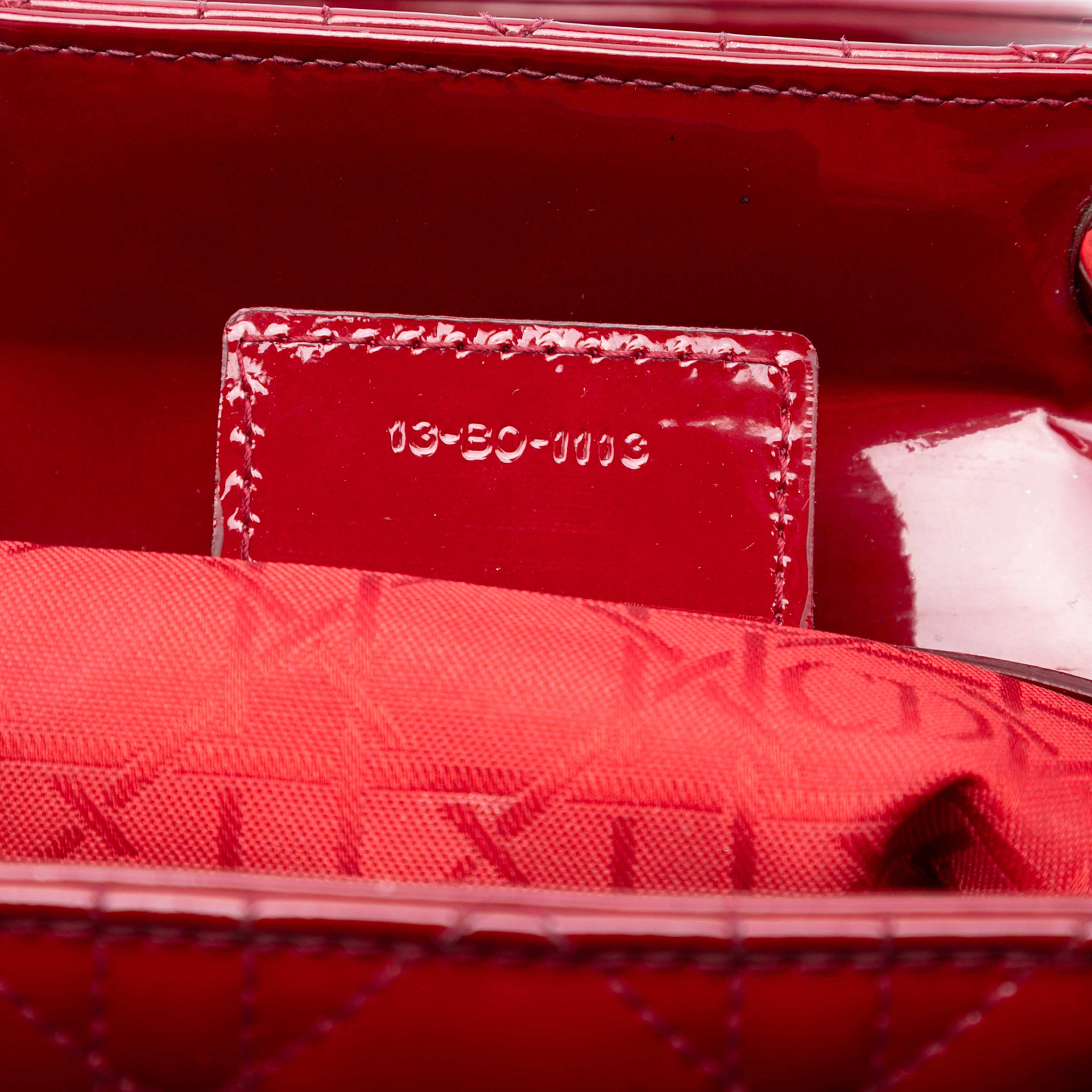 Dior Large Patent Cannage Lady Dior, från Luxclusif, i färgen röd. Klicka för att öppna bilden i stort format