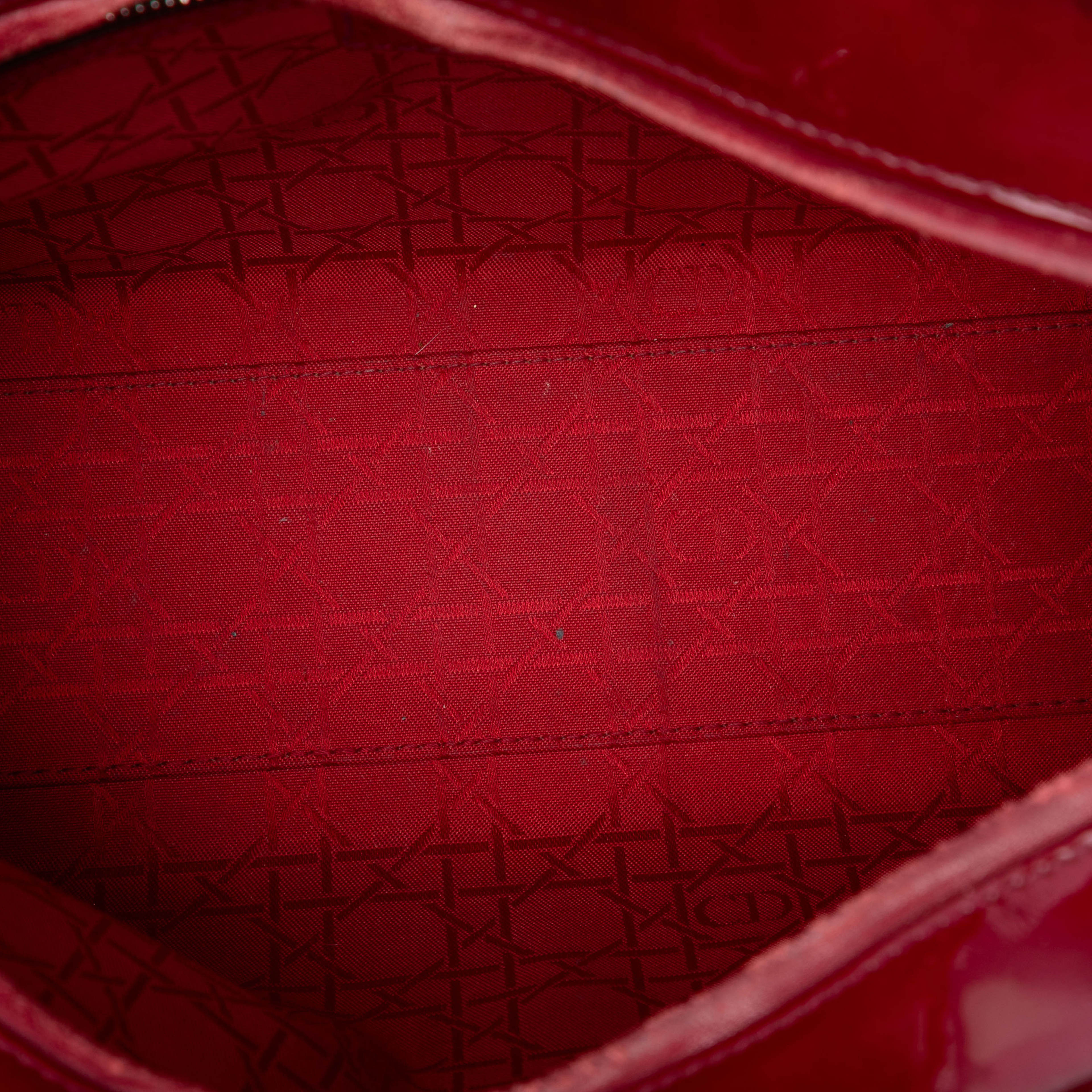 Dior Large Patent Cannage Lady Dior, från Luxclusif, i färgen dark red. Klicka för att öppna bilden i stort format