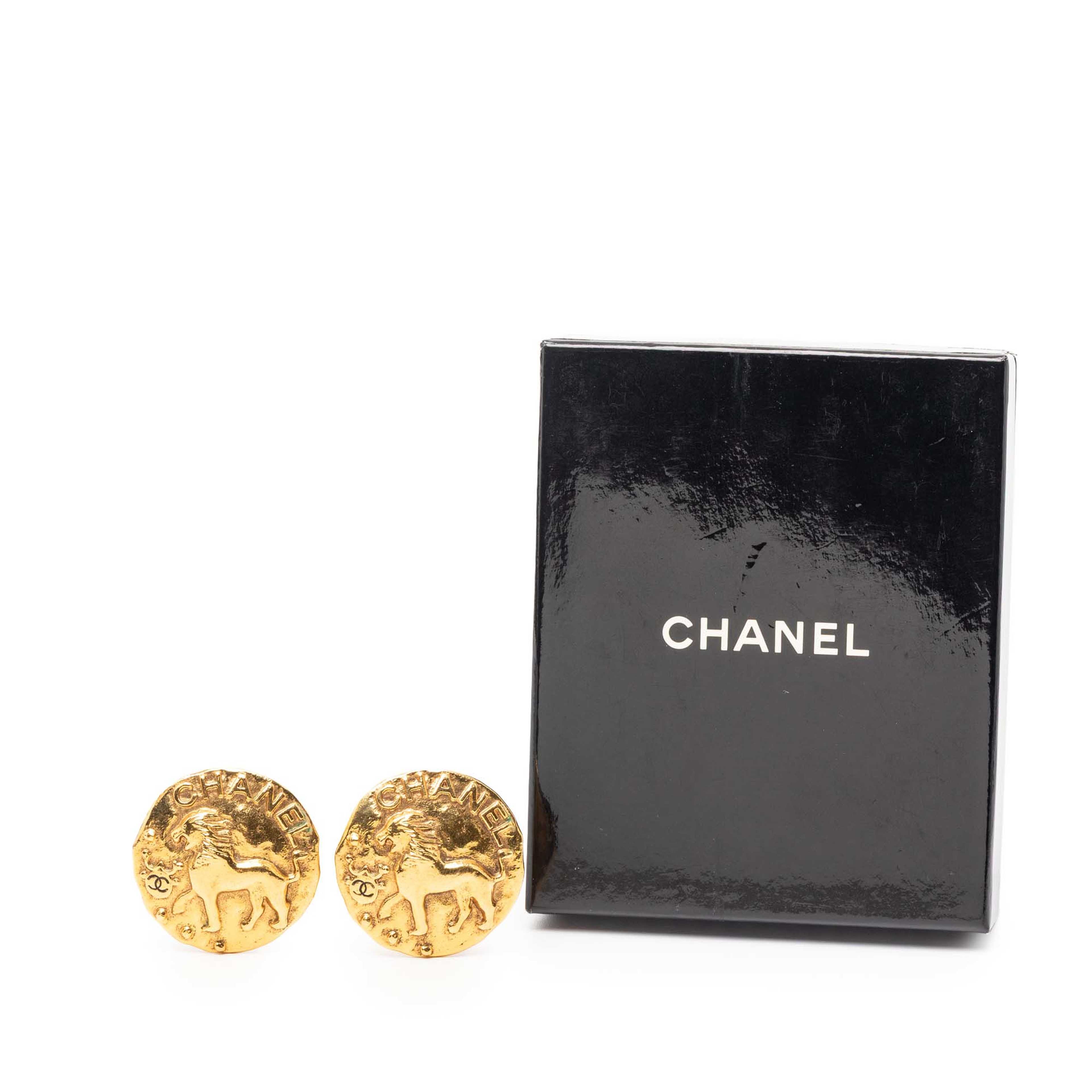 Chanel Gold Plated Lion Round Clip On Earrings, från Luxclusif, i färgen gold. Klicka för att öppna bilden i stort format