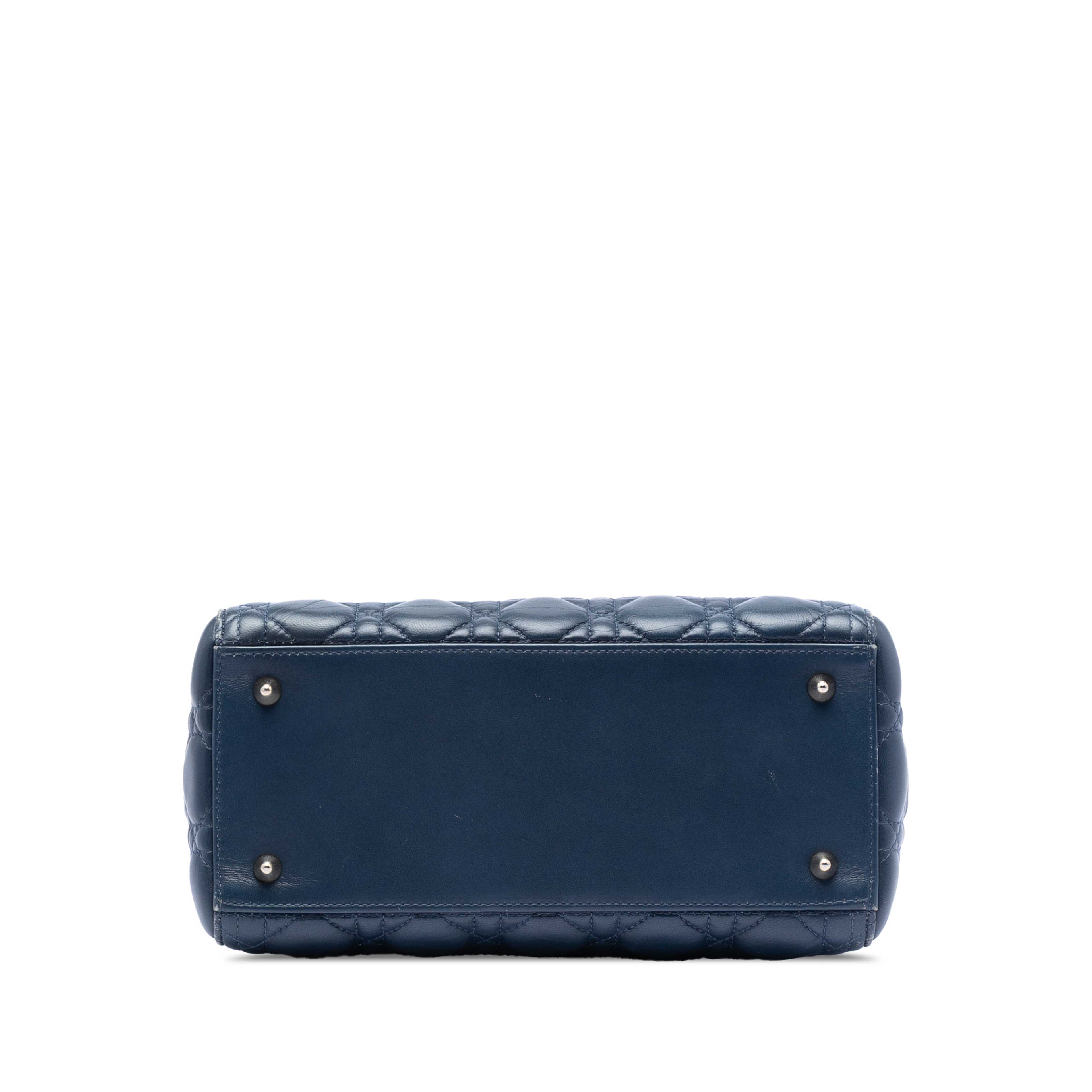 Dior Medium Ombre Lambskin Cannage Lady Dior, från Luxclusif, i färgen light blue. Klicka för att öppna bilden i stort format