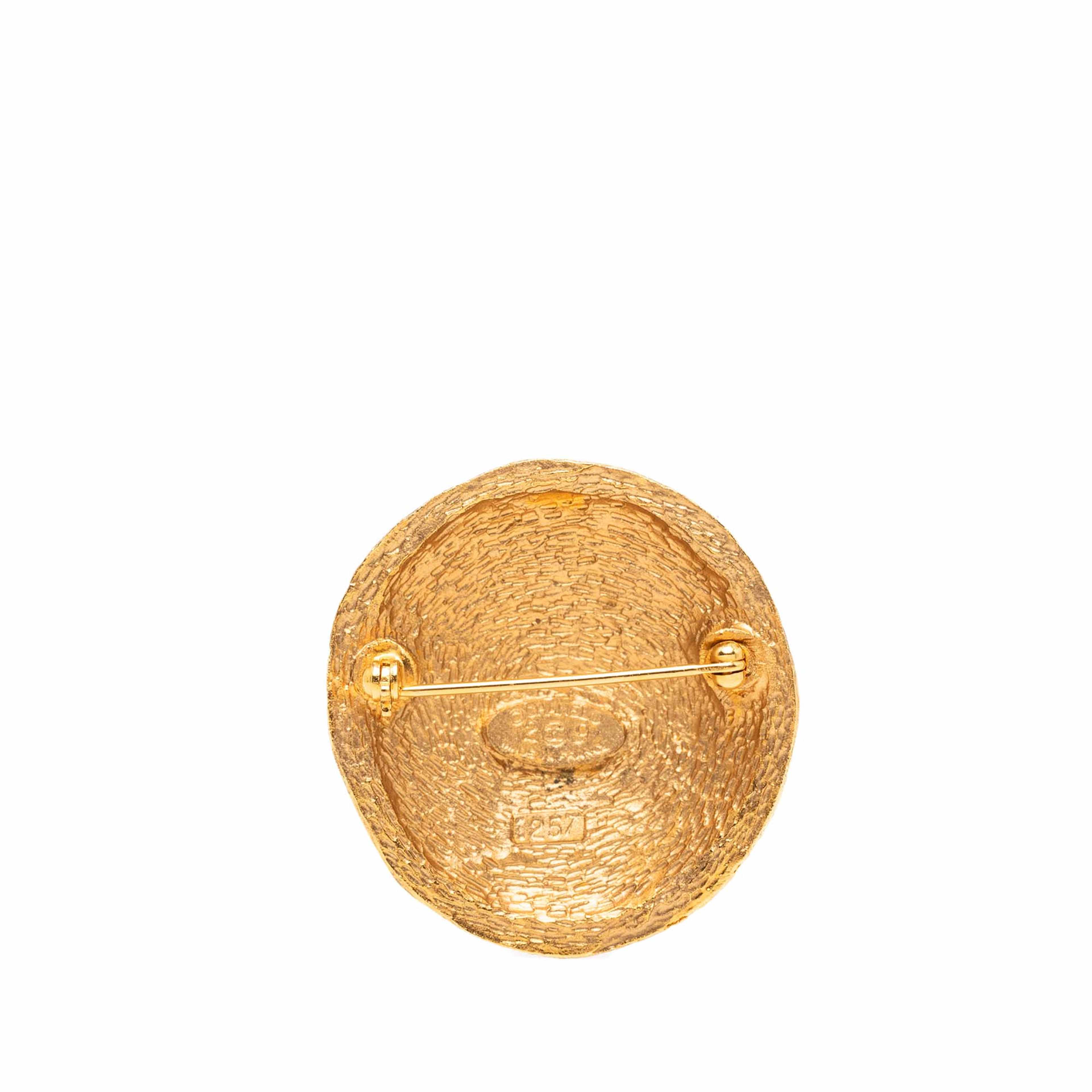 Chanel Cc Gold Plated Round Pin Brooch, från Luxclusif, i färgen guld. Klicka för att öppna bilden i stort format