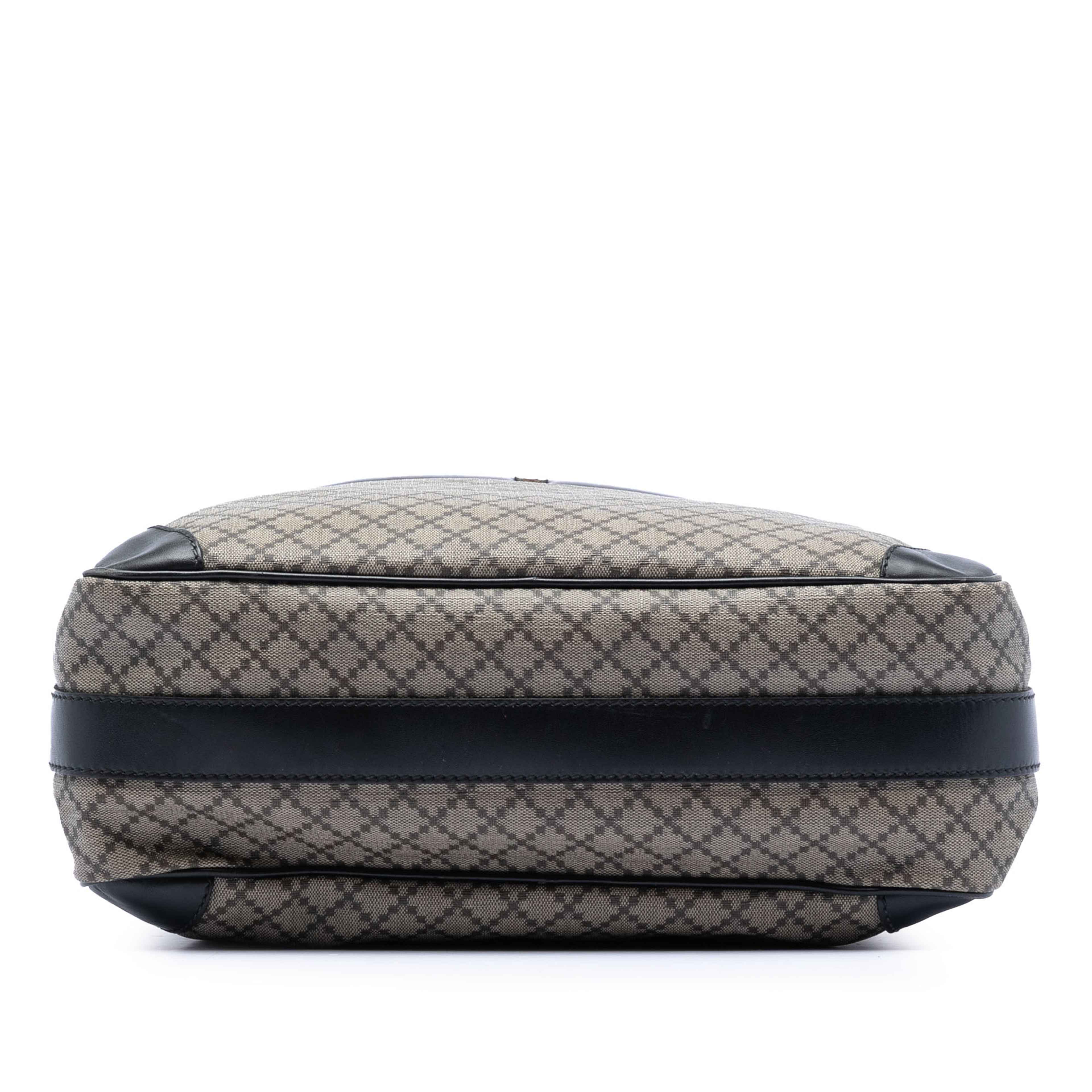 Gucci Diamante Coated Canvas Messenger Bag, från Luxclusif, i färgen beige. Klicka för att öppna bilden i stort format