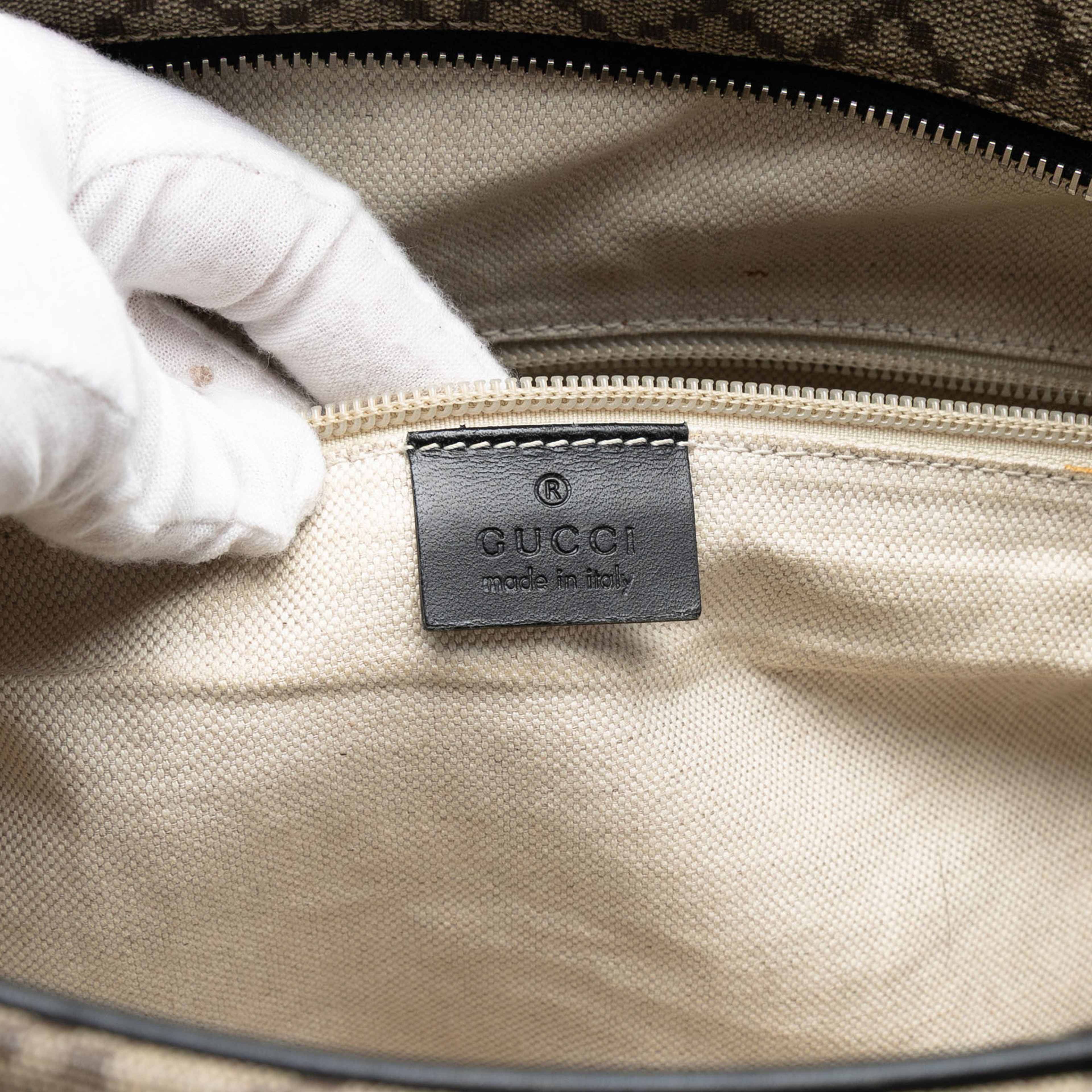 Gucci Diamante Coated Canvas Messenger Bag, från Luxclusif, i färgen beige. Klicka för att öppna bilden i stort format