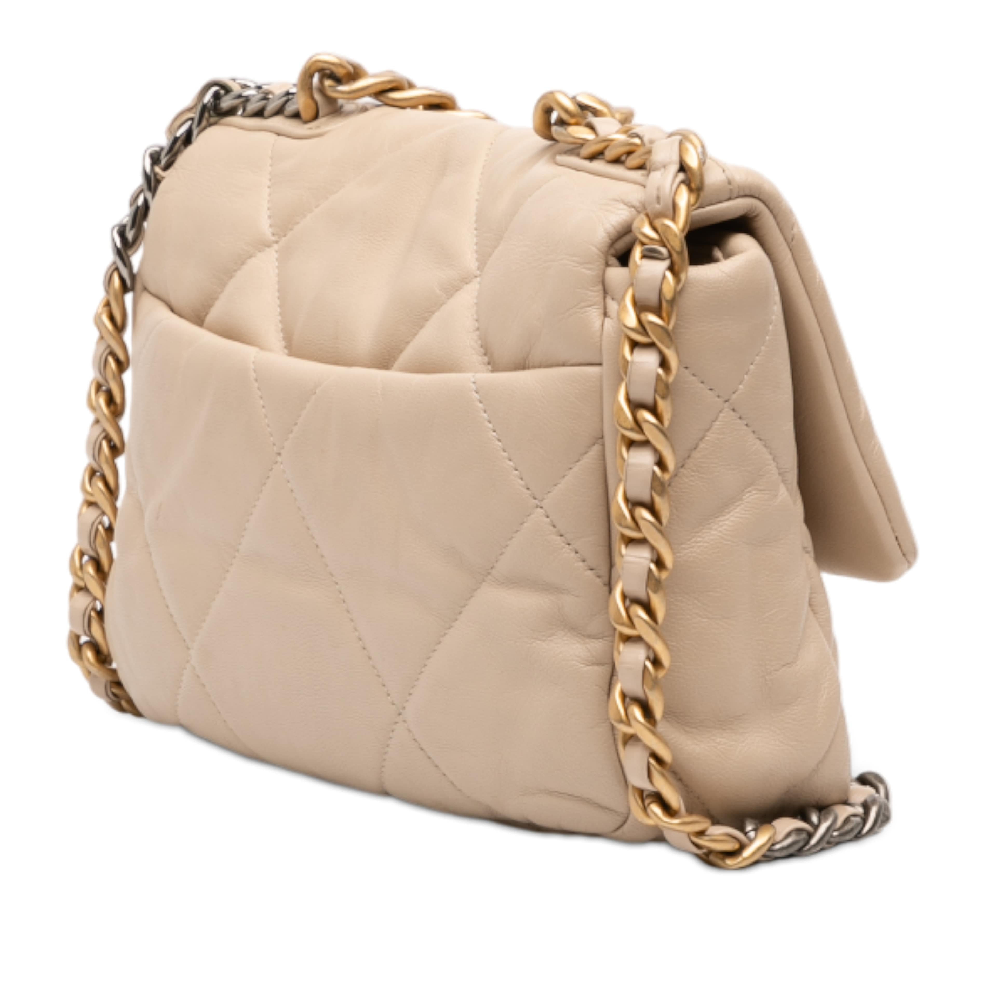 Chanel Medium Lambskin 19 Flap, från Luxclusif, i färgen beige. Klicka för att öppna bilden i stort format