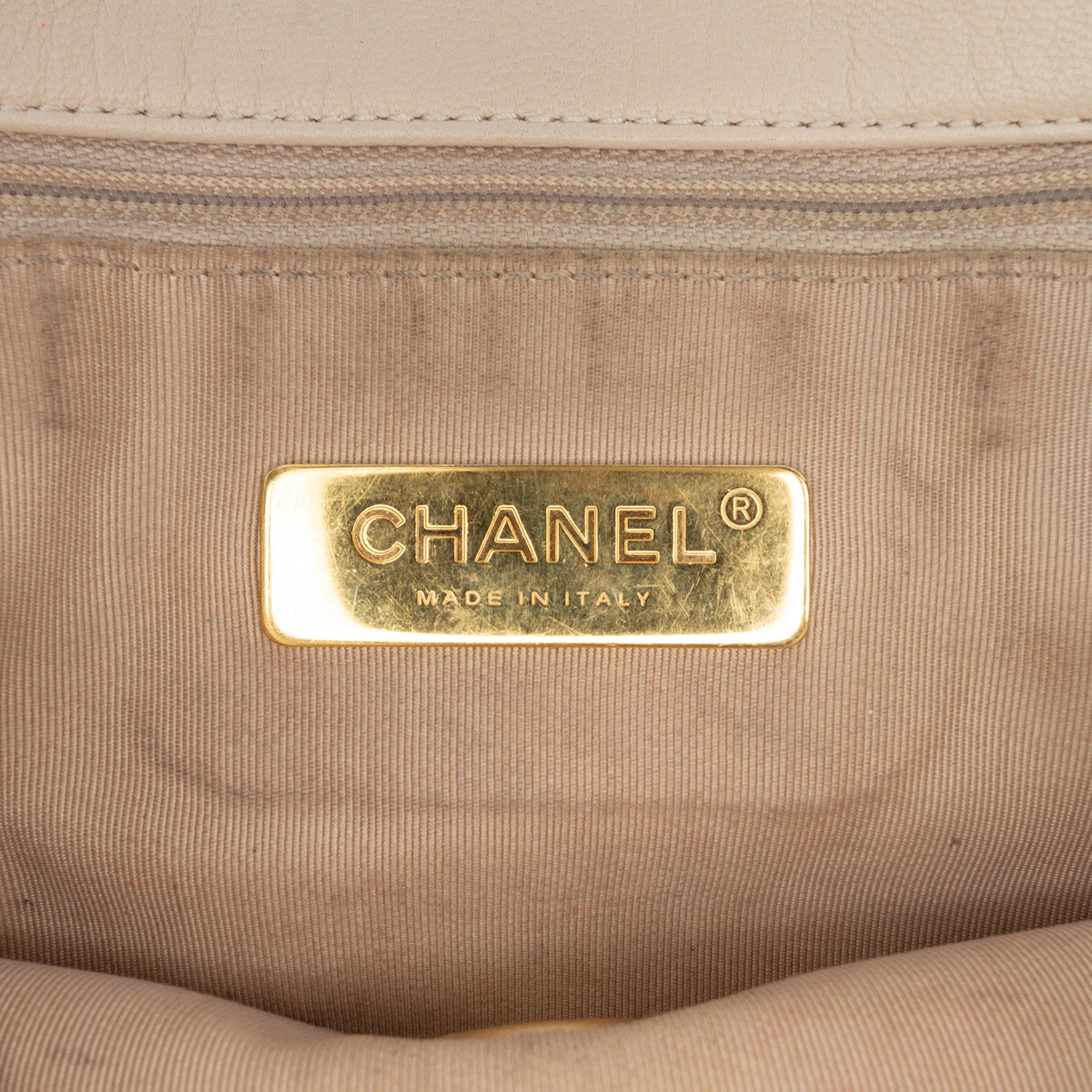 Chanel Medium Lambskin 19 Flap, från Luxclusif, i färgen beige. Klicka för att öppna bilden i stort format