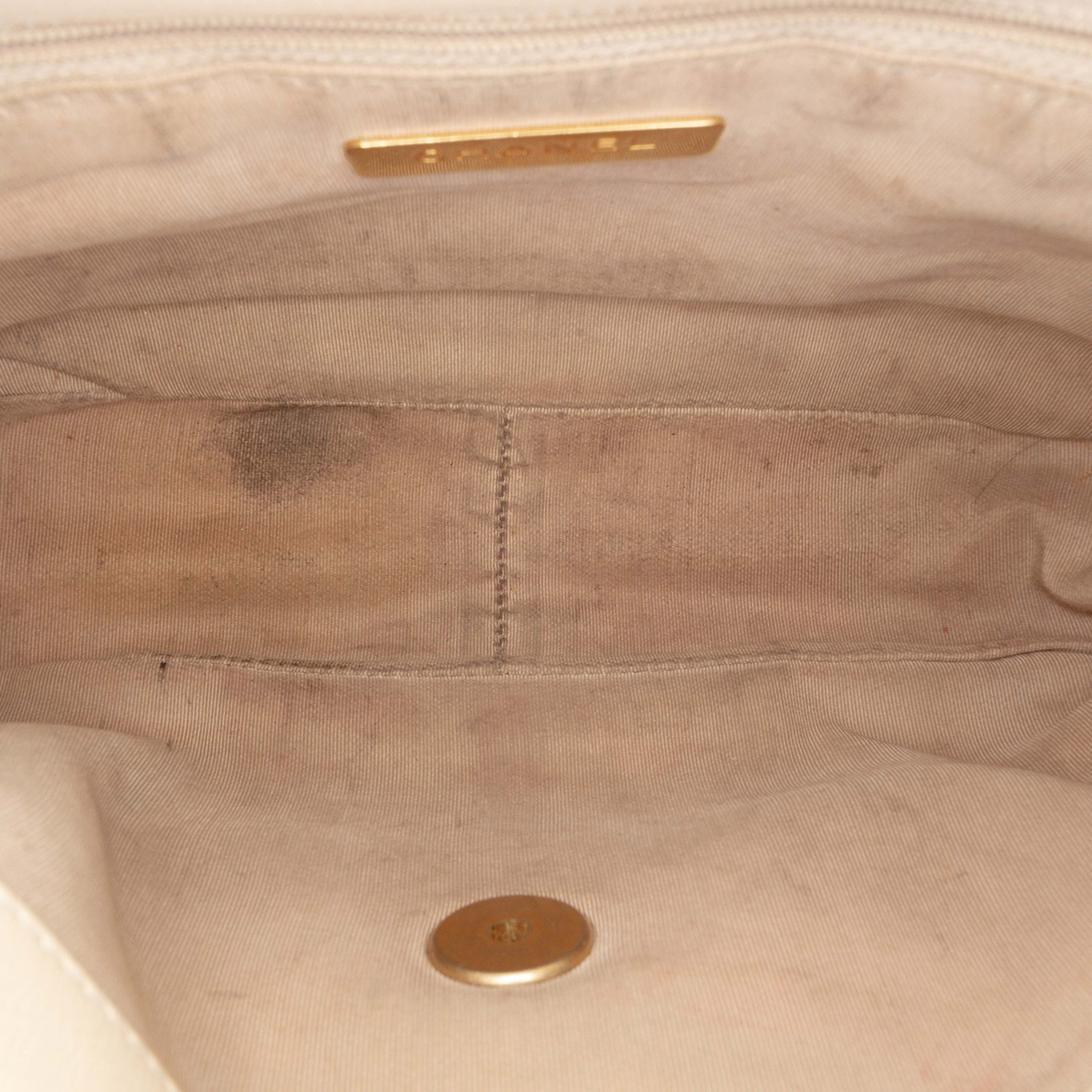 Chanel Medium Lambskin 19 Flap, från Luxclusif, i färgen beige. Klicka för att öppna bilden i stort format