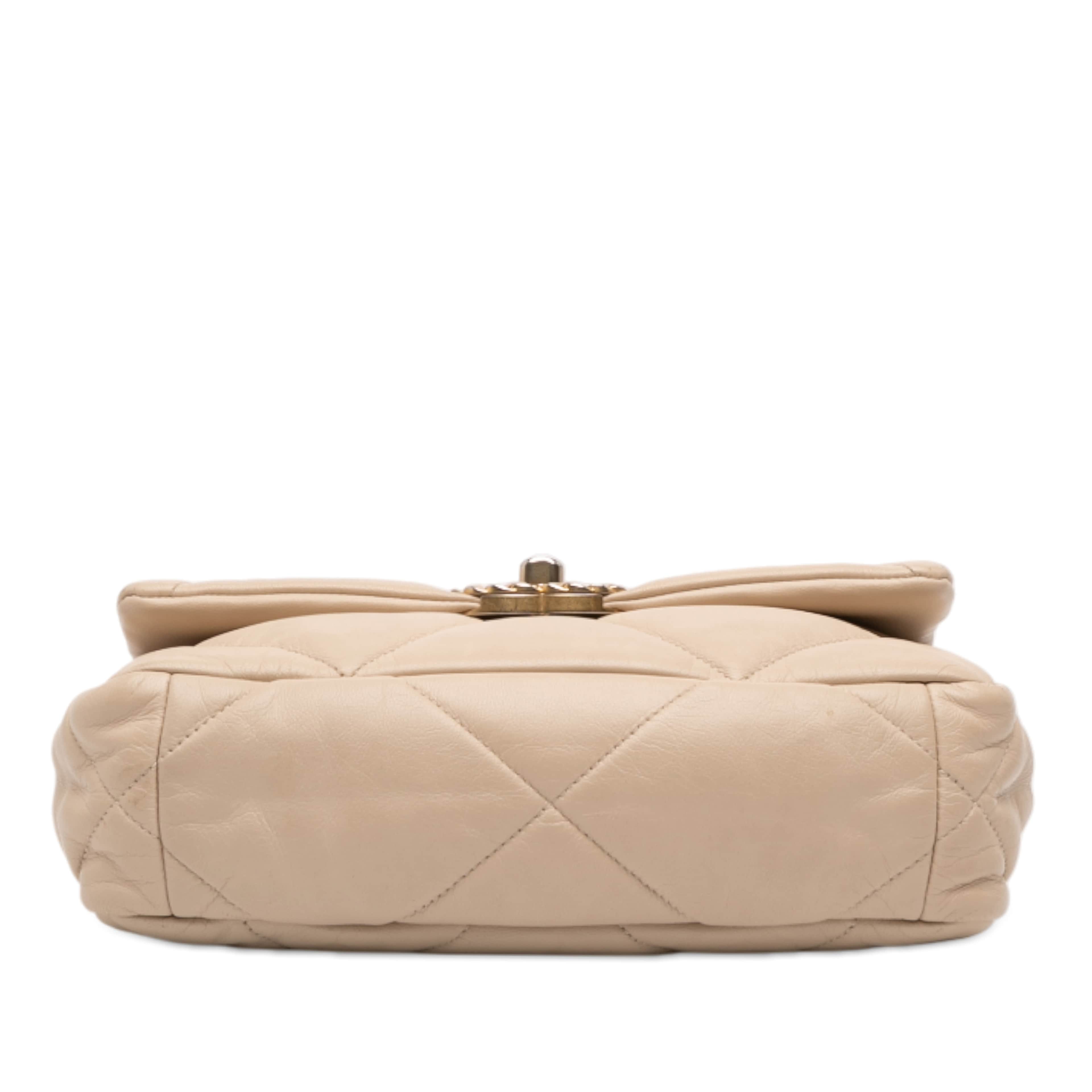 Chanel Medium Lambskin 19 Flap, från Luxclusif, i färgen beige. Klicka för att öppna bilden i stort format