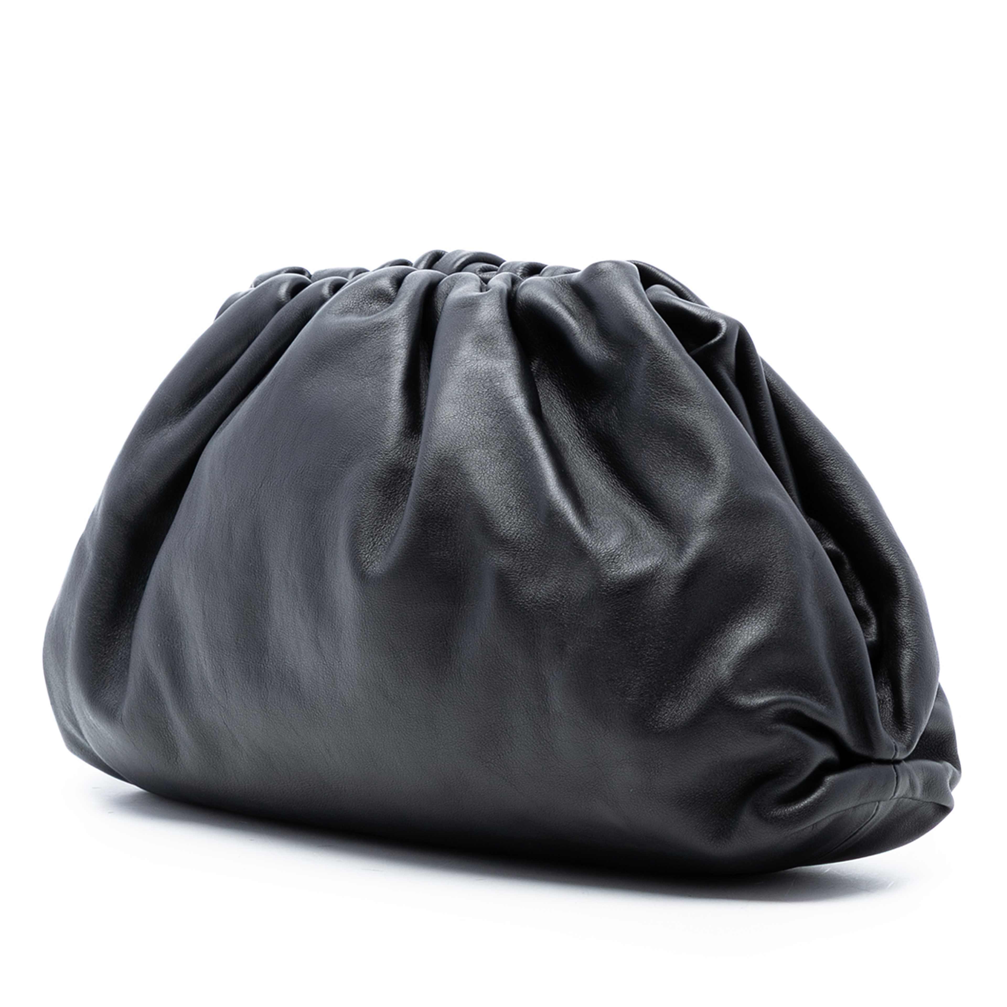 Bottega Veneta Lambskin The Pouch, från Luxclusif, i färgen black. Klicka för att öppna bilden i stort format