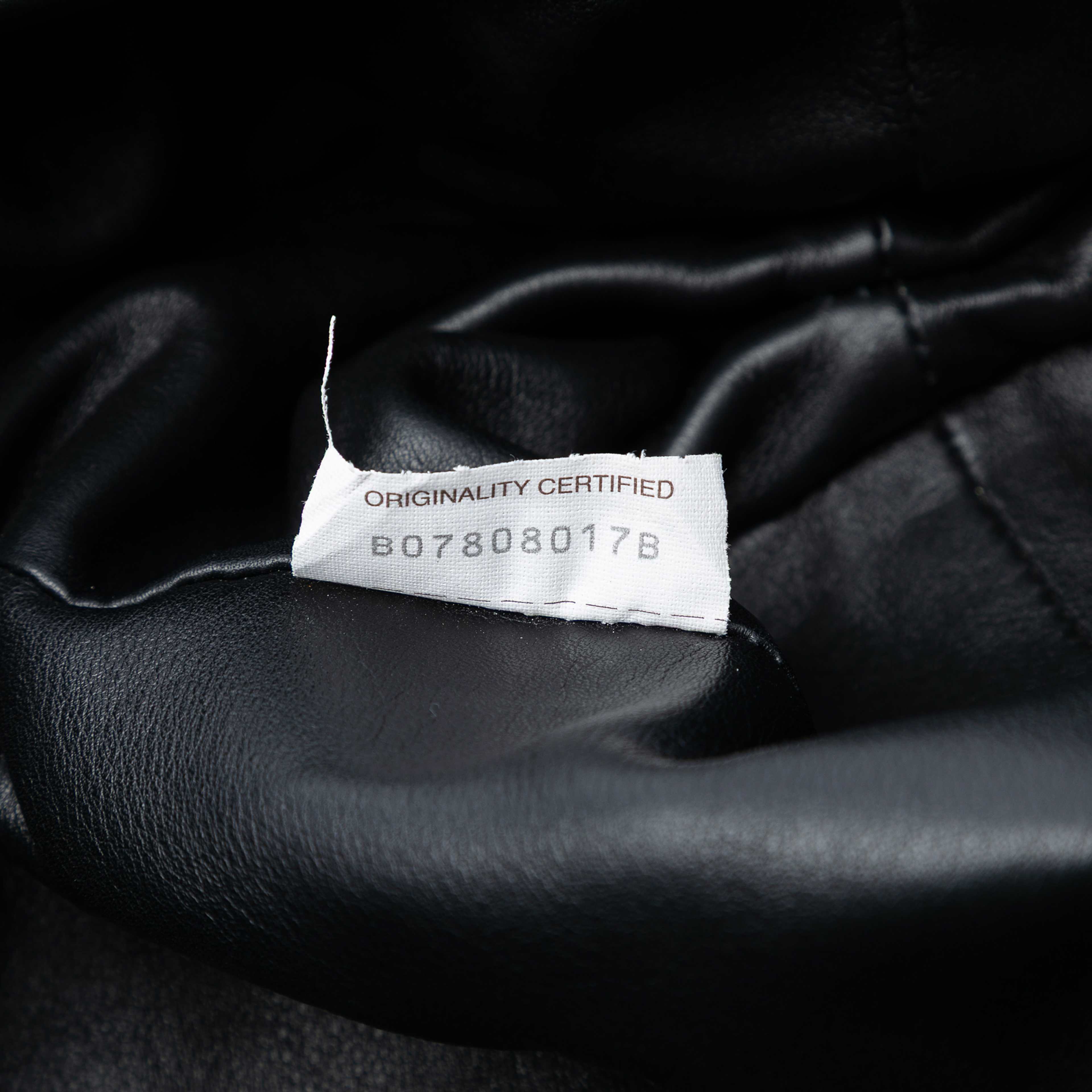 Bottega Veneta Lambskin The Pouch, från Luxclusif, i färgen black. Klicka för att öppna bilden i stort format