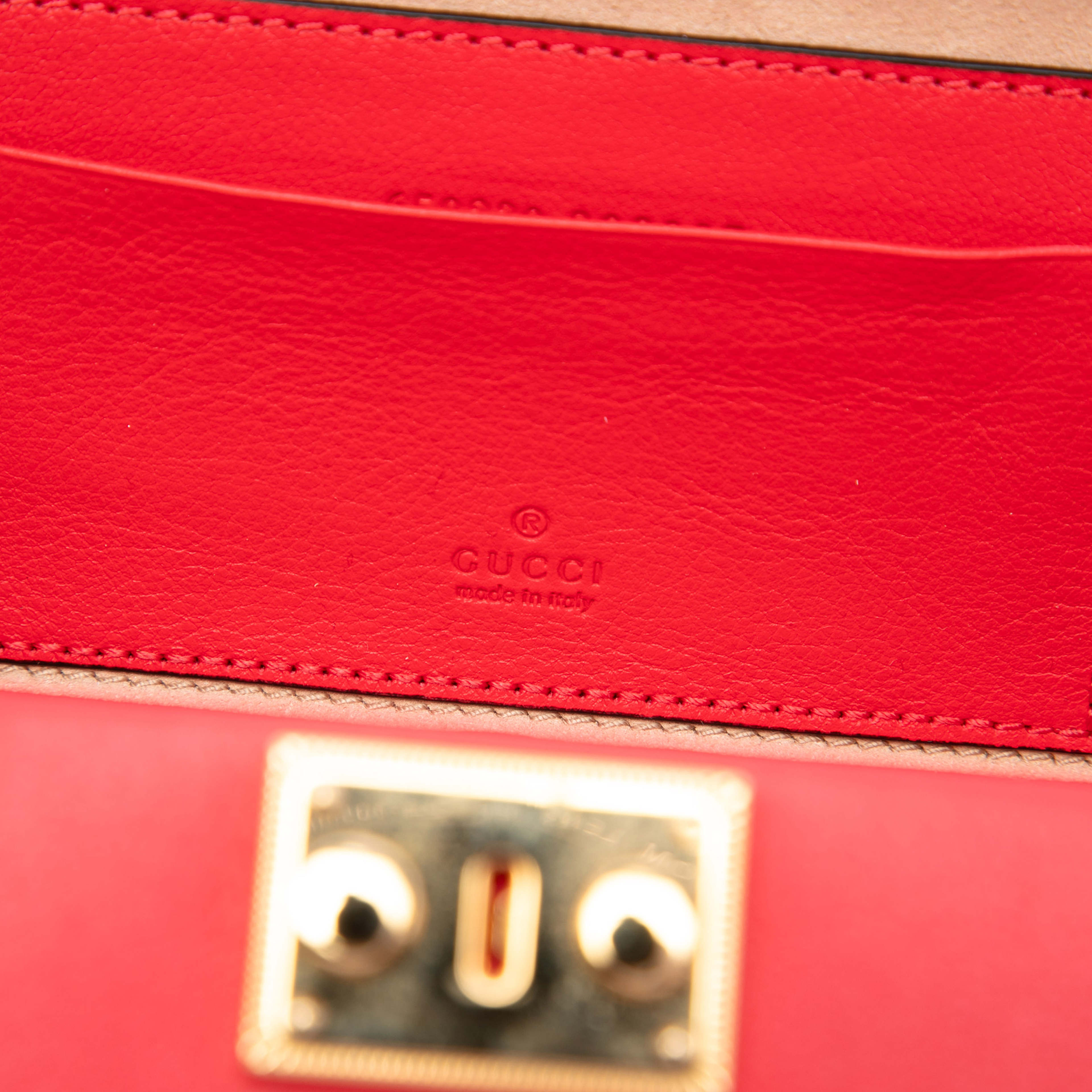 Gucci Calfskin Interlocking G Crossbody, från Luxclusif, i färgen röd. Klicka för att öppna bilden i stort format
