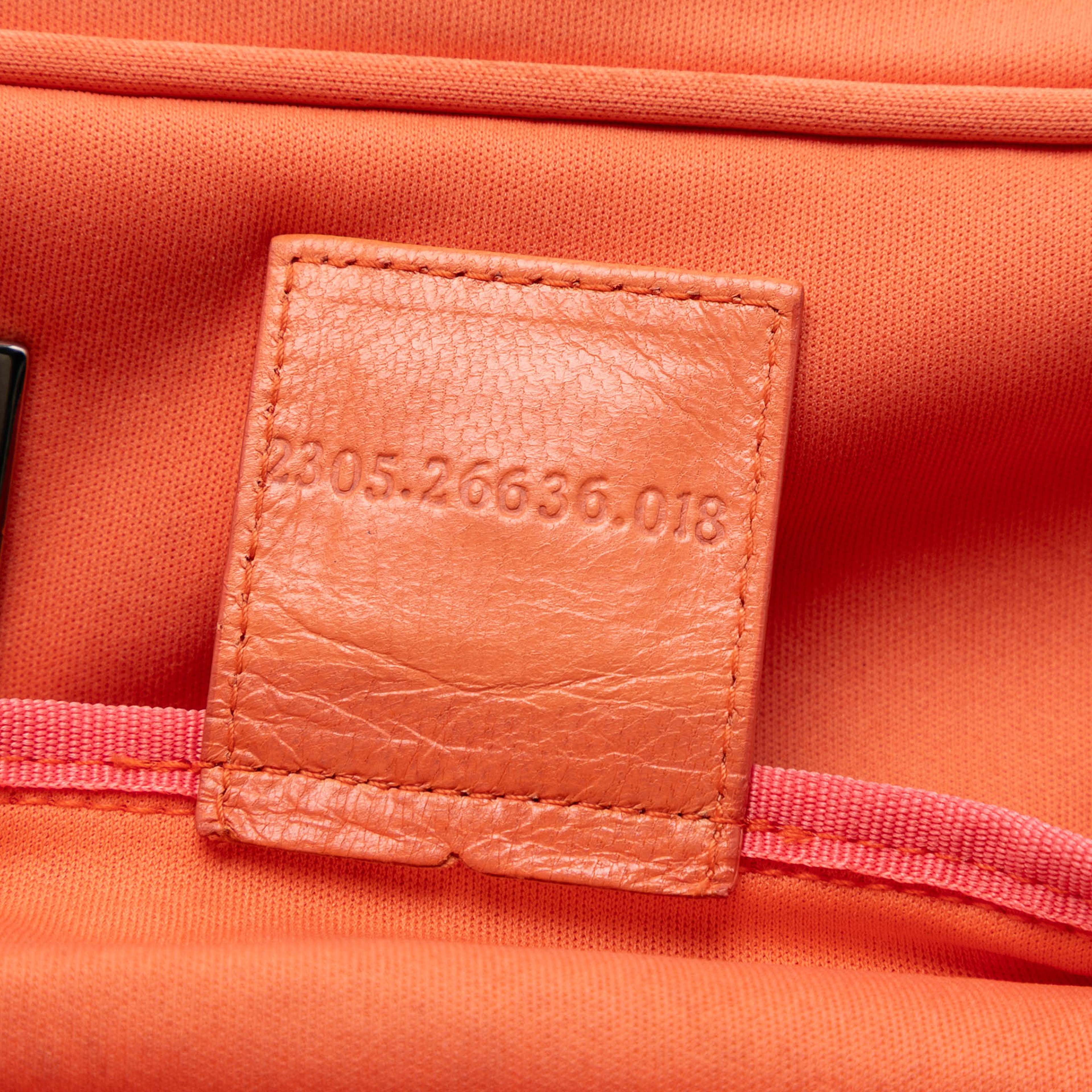Fendi Nylon Ff Pochette, från Luxclusif, i färgen orange. Klicka för att öppna bilden i stort format