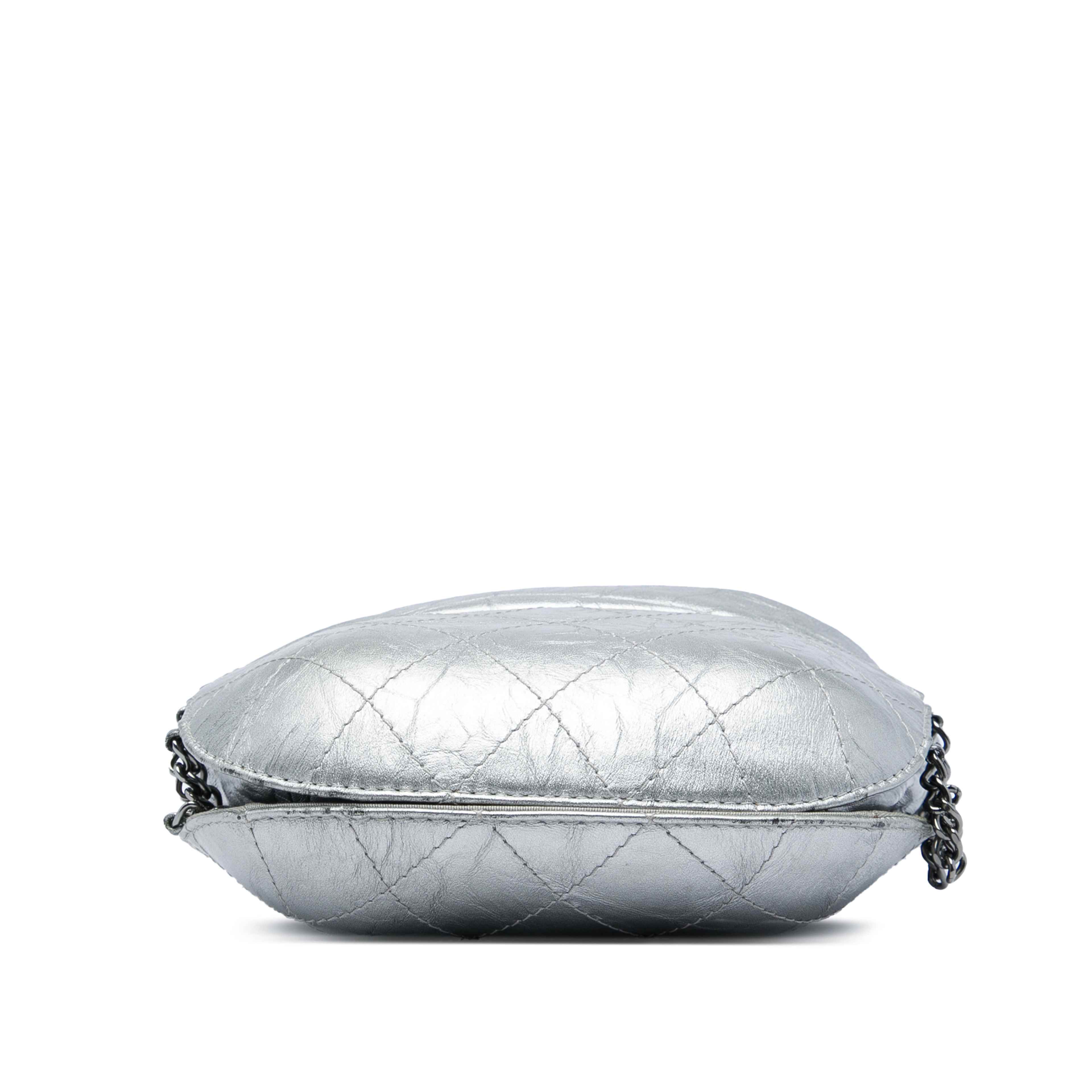 Chanel Small Quilted Metallic Aged Calfskin Gabrielle Bucket Bag, från Luxclusif, i färgen silver. Klicka för att öppna bilden i stort format