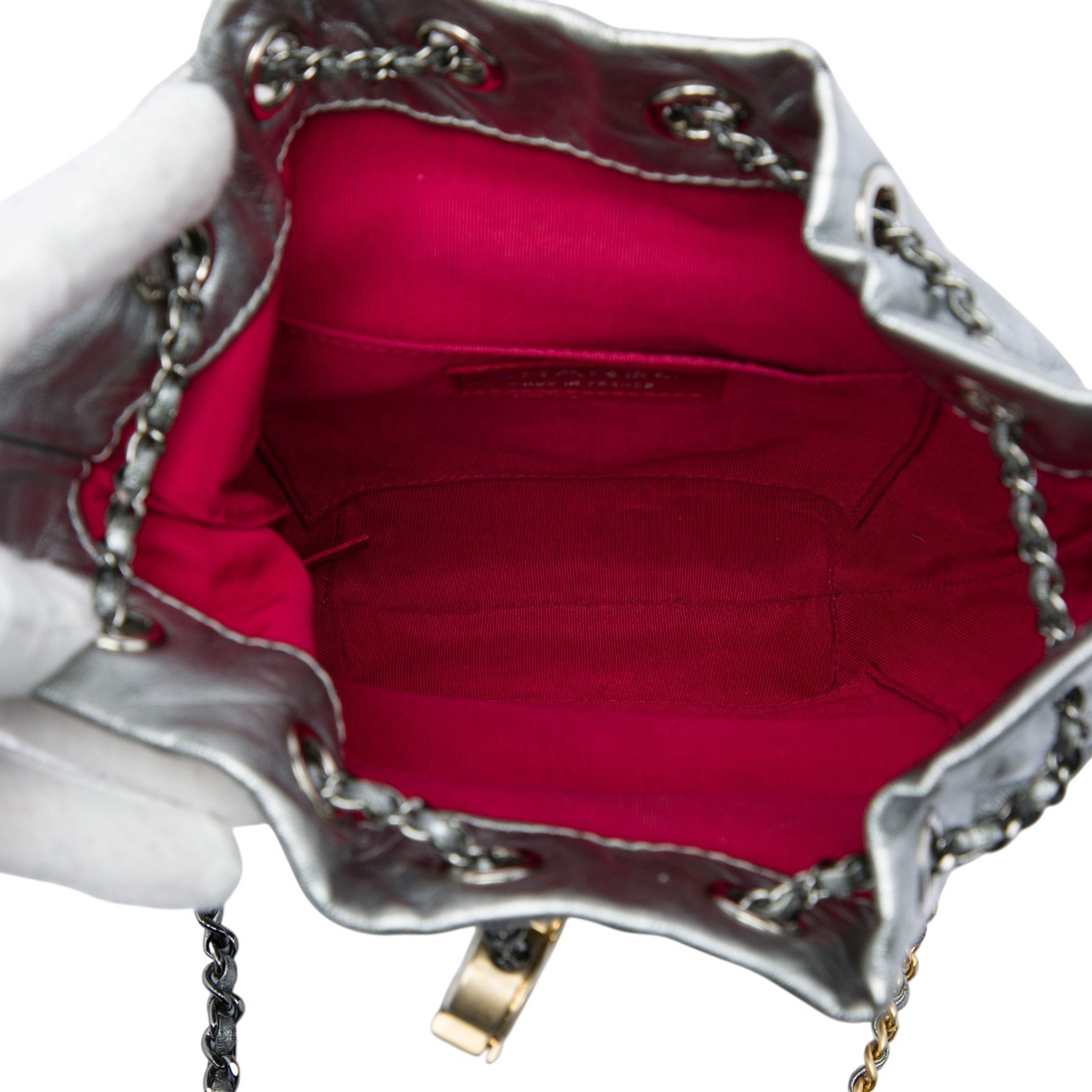 Chanel Small Quilted Metallic Aged Calfskin Gabrielle Bucket Bag, från Luxclusif, i färgen silver. Klicka för att öppna bilden i stort format
