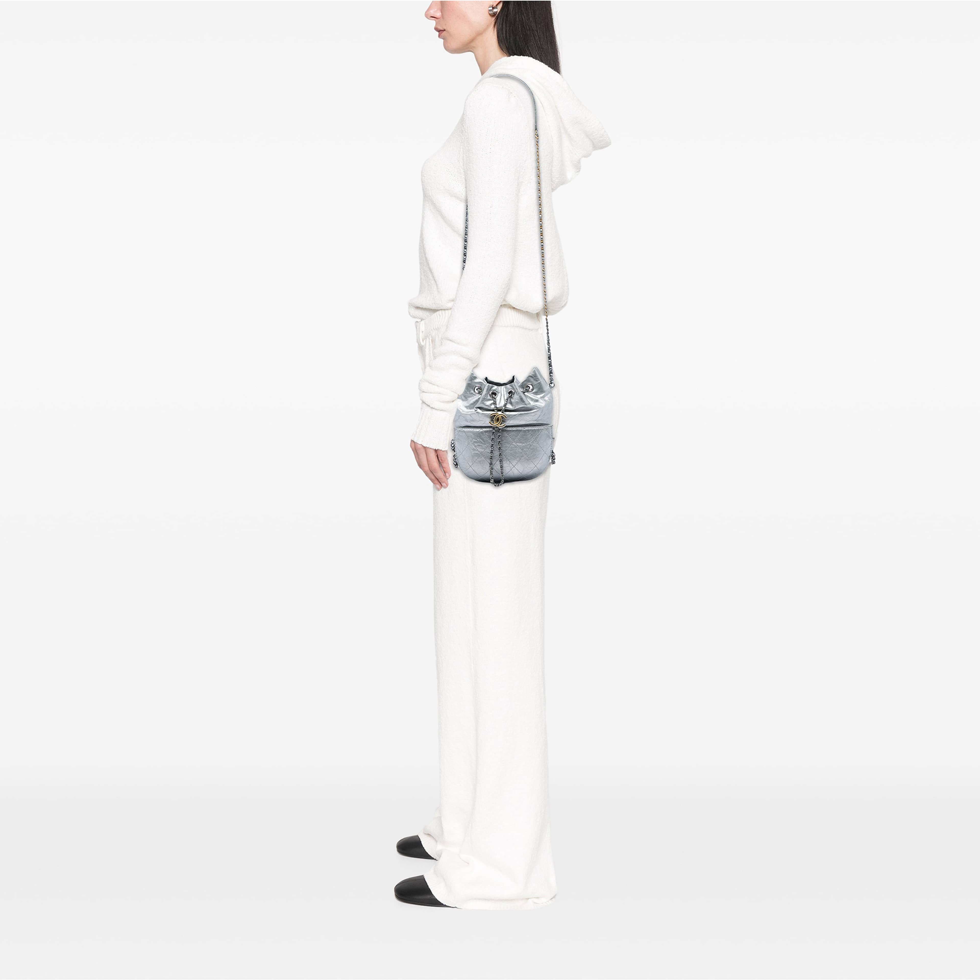 Chanel Small Quilted Metallic Aged Calfskin Gabrielle Bucket Bag, från Luxclusif, i färgen silver. Klicka för att öppna bilden i stort format