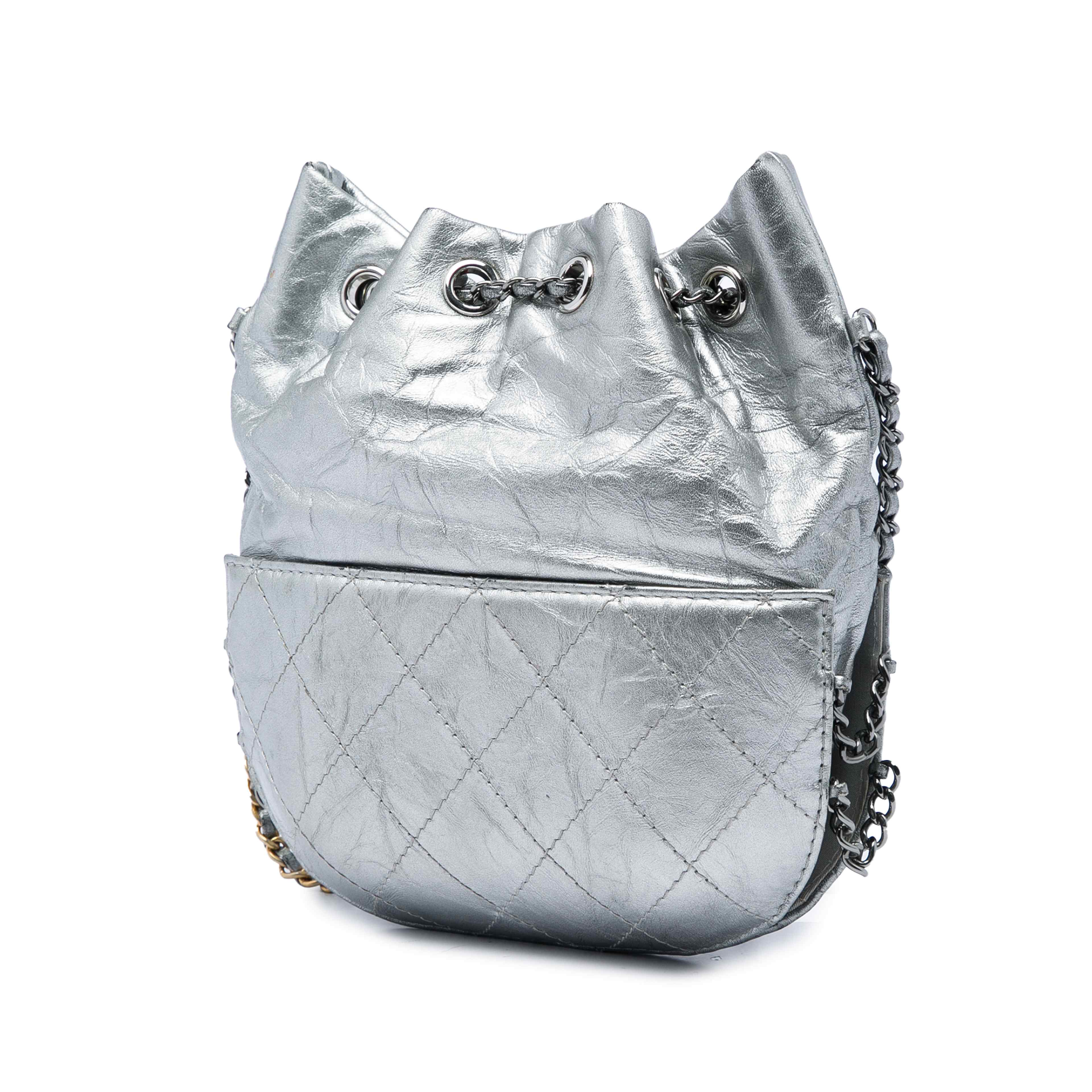 Chanel Small Quilted Metallic Aged Calfskin Gabrielle Bucket Bag, från Luxclusif, i färgen silver. Klicka för att öppna bilden i stort format