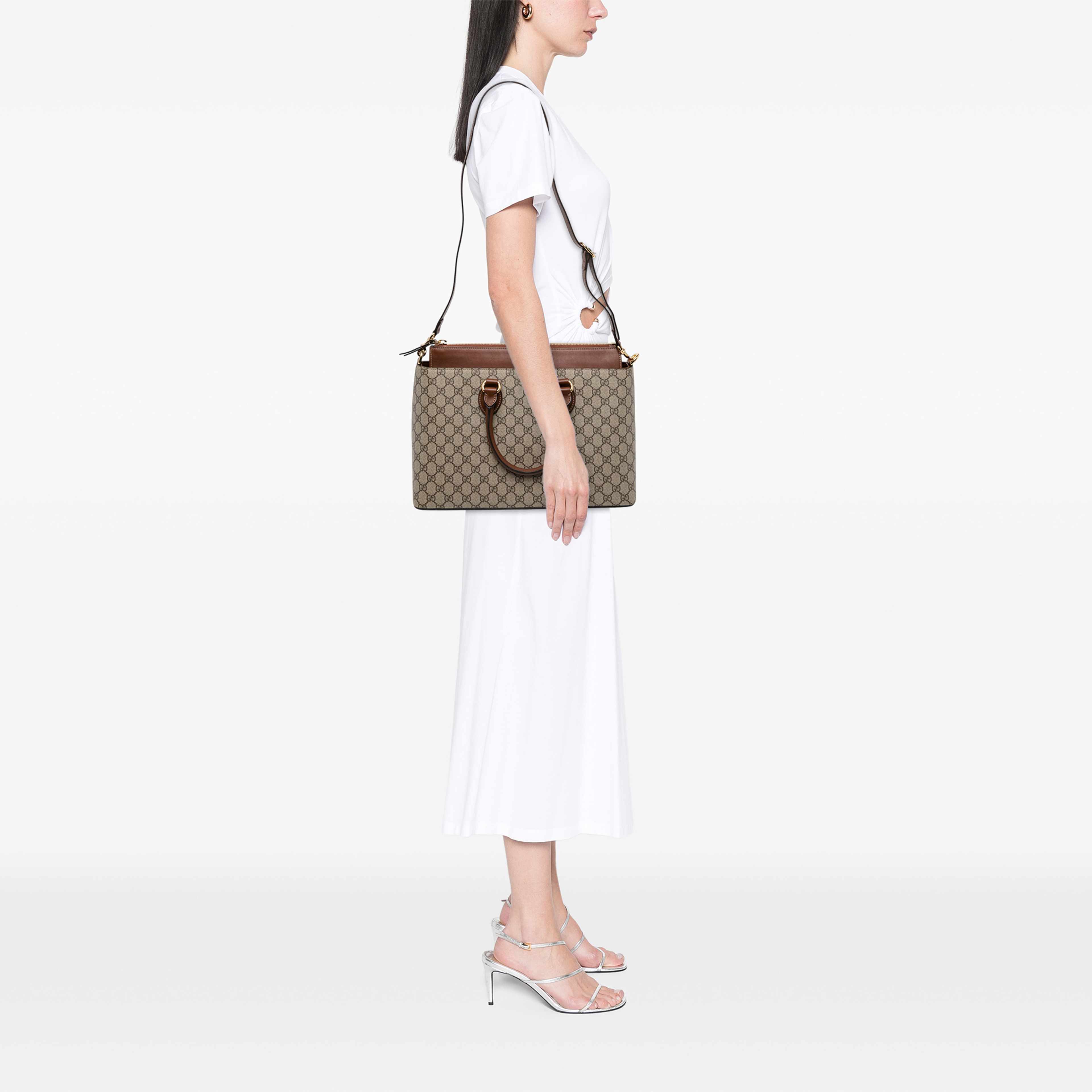 Gucci Large Gg Supreme Linea A Satchel, från Luxclusif, i färgen beige. Klicka för att öppna bilden i stort format