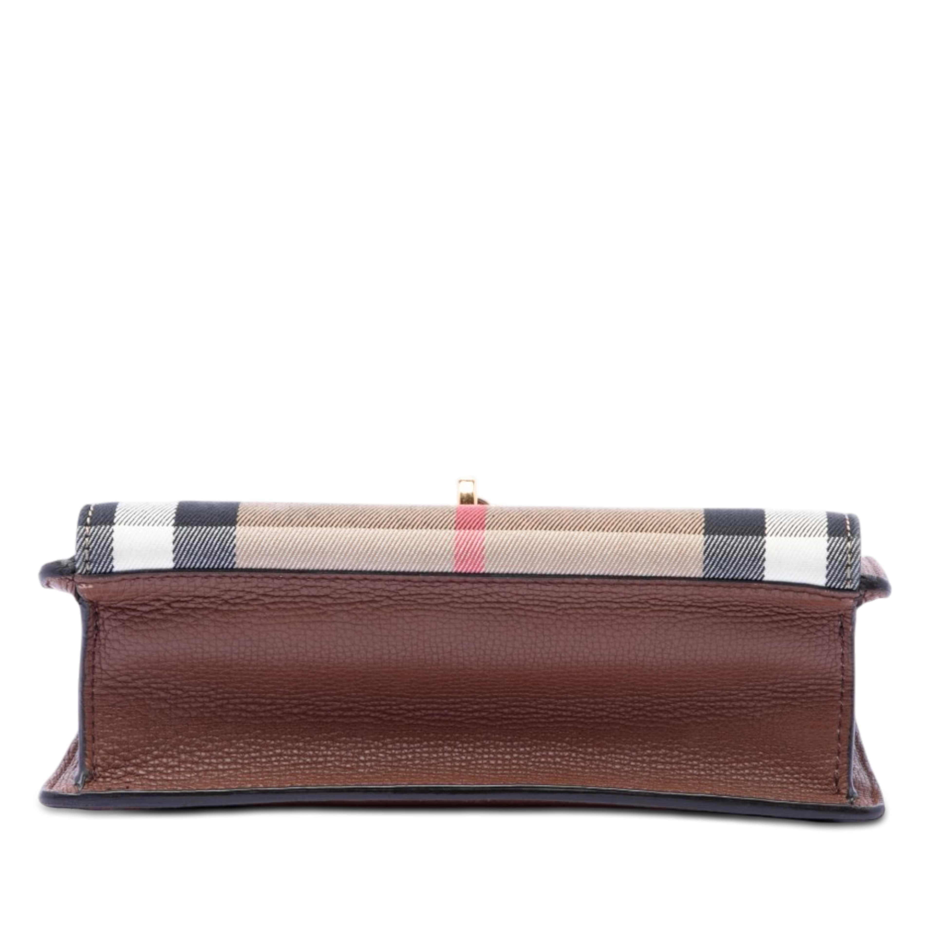 Burberry Small Leather And House Check Canvas Derby Macken Crossbody, från Luxclusif, i färgen brun. Klicka för att öppna bilden i stort format