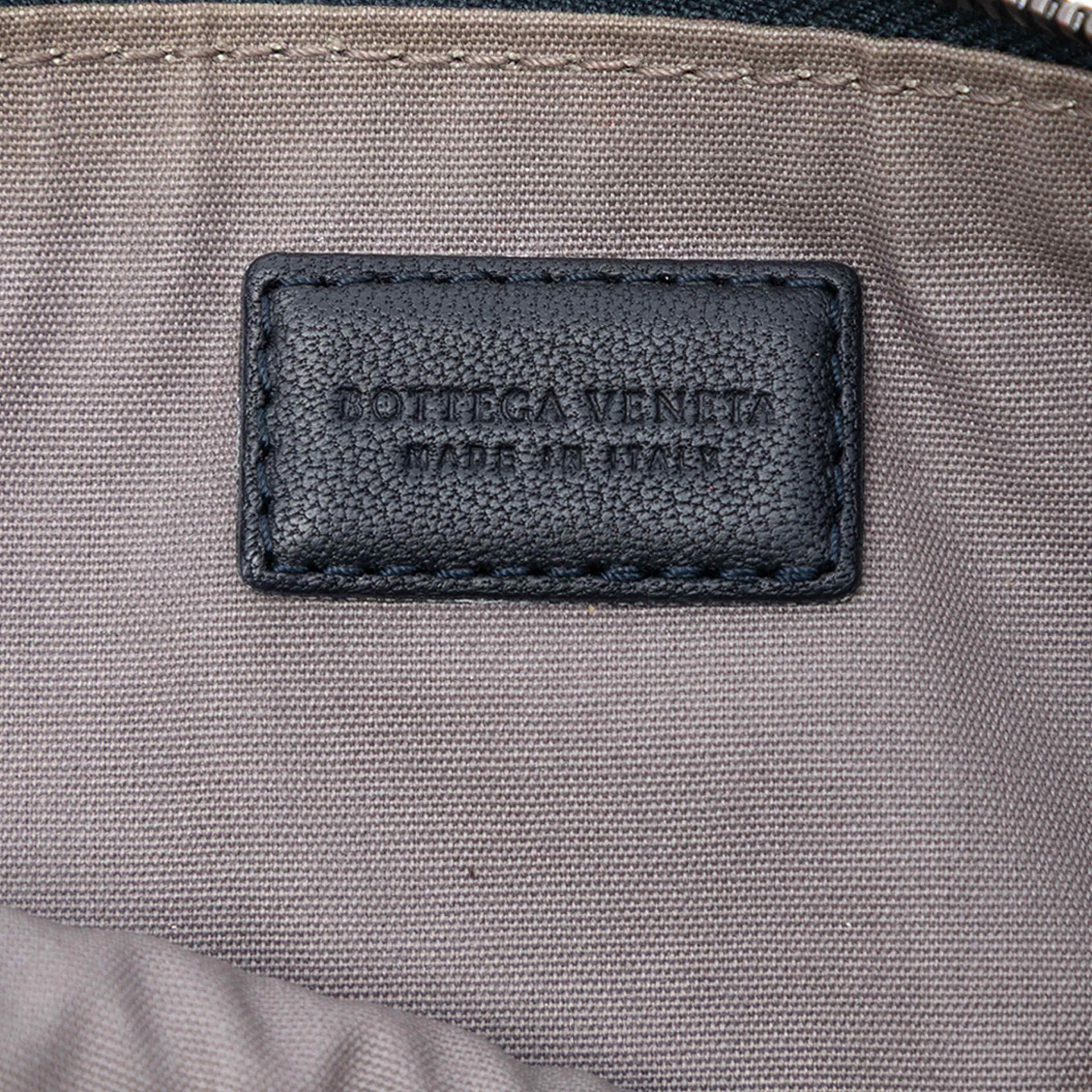Bottega Veneta Nappa Intrecciato Clutch, från Luxclusif, i färgen black. Klicka för att öppna bilden i stort format