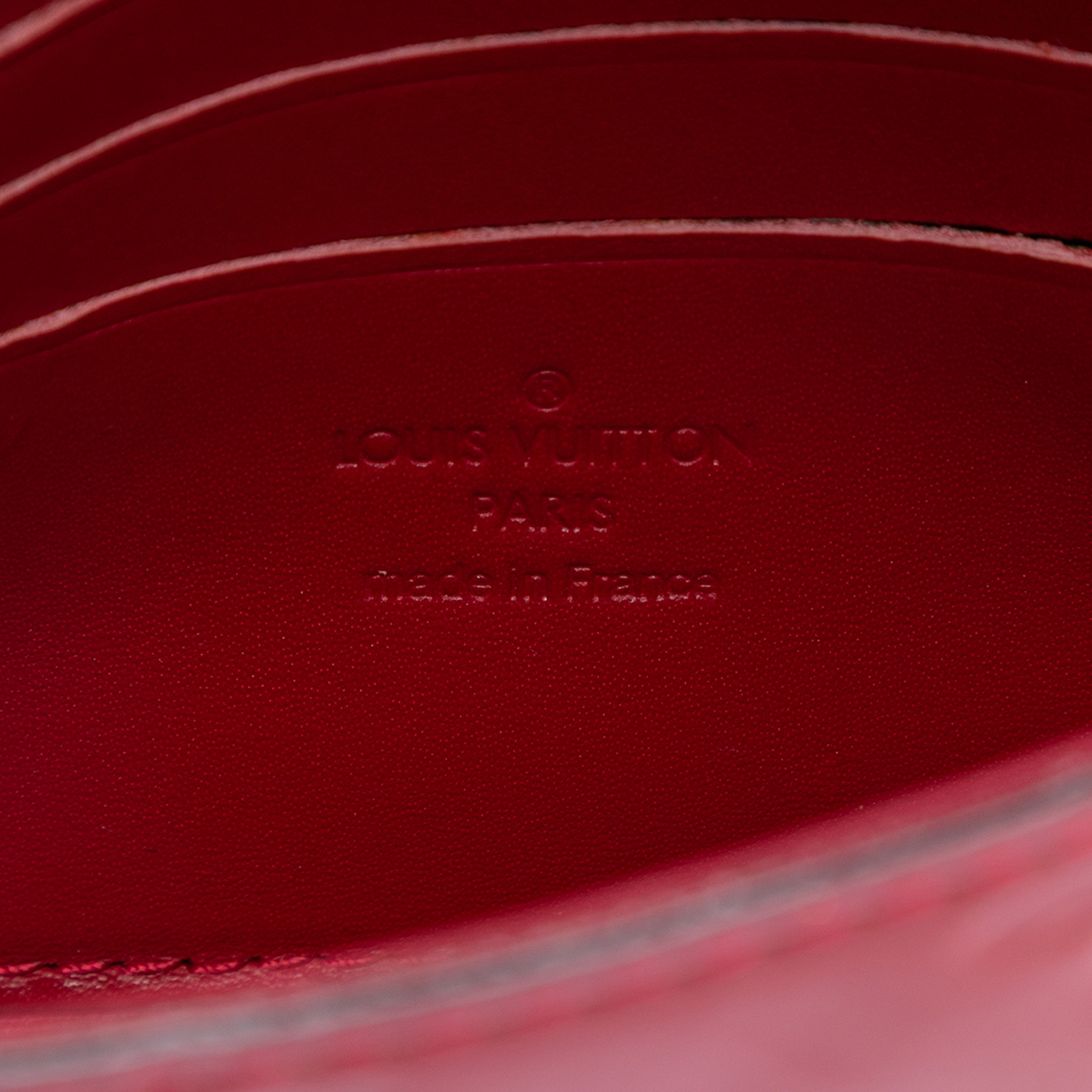 Louis Vuitton Monogram Vernis Mini Sac Lucie, från Luxclusif, i färgen red. Klicka för att öppna bilden i stort format