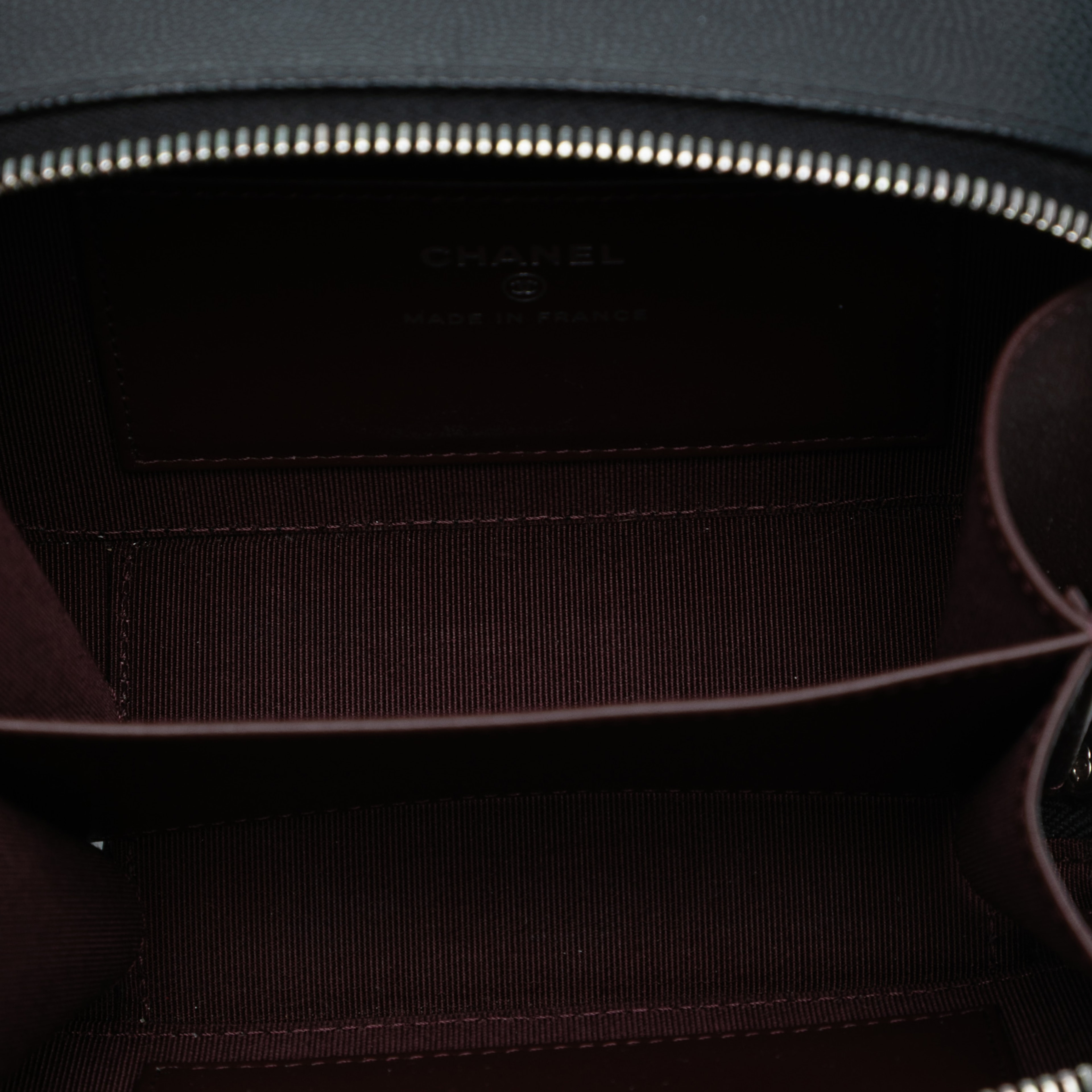 Chanel Cc Quilted Caviar Camera Bag, från Luxclusif, i färgen black. Klicka för att öppna bilden i stort format