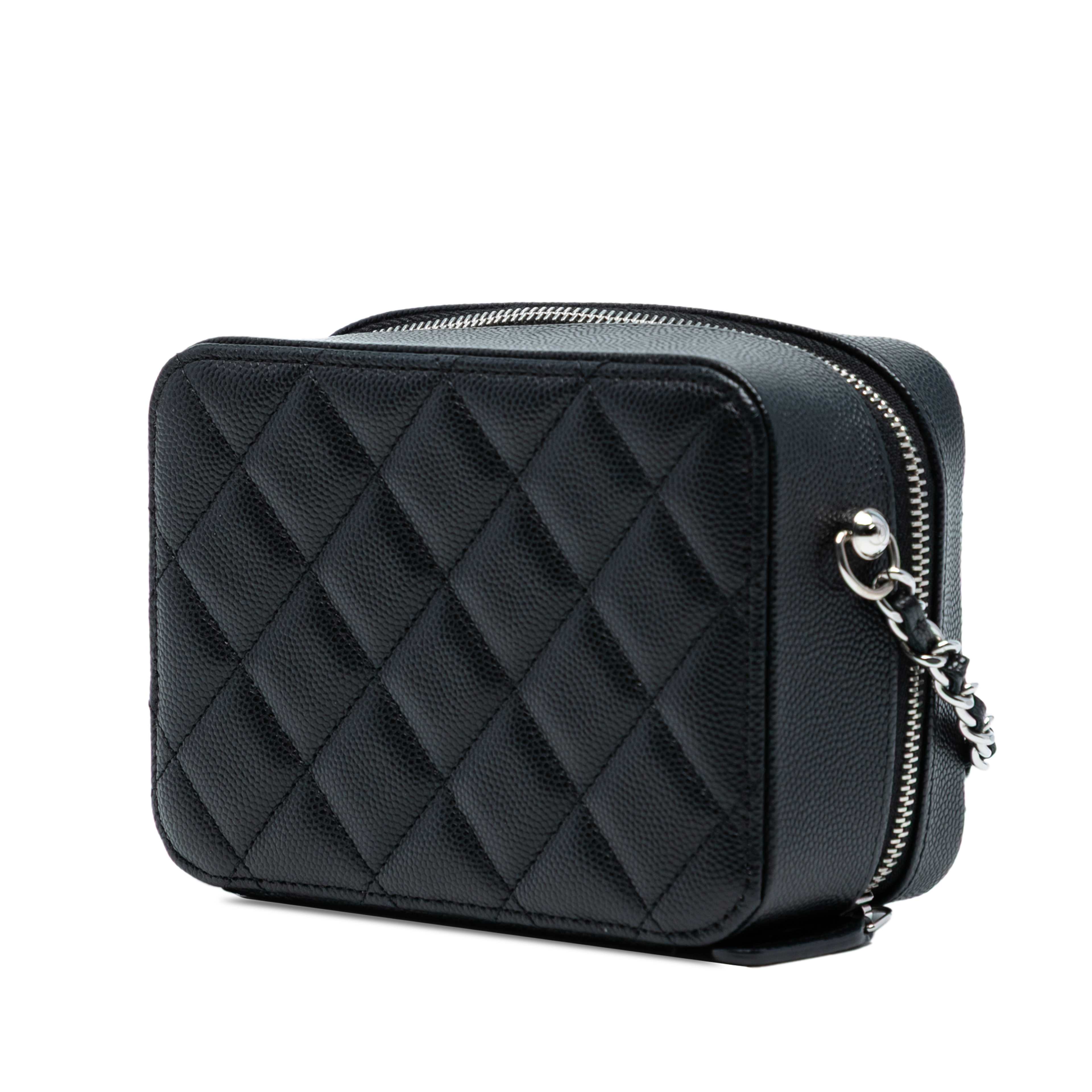 Chanel Cc Quilted Caviar Camera Bag, från Luxclusif, i färgen black. Klicka för att öppna bilden i stort format
