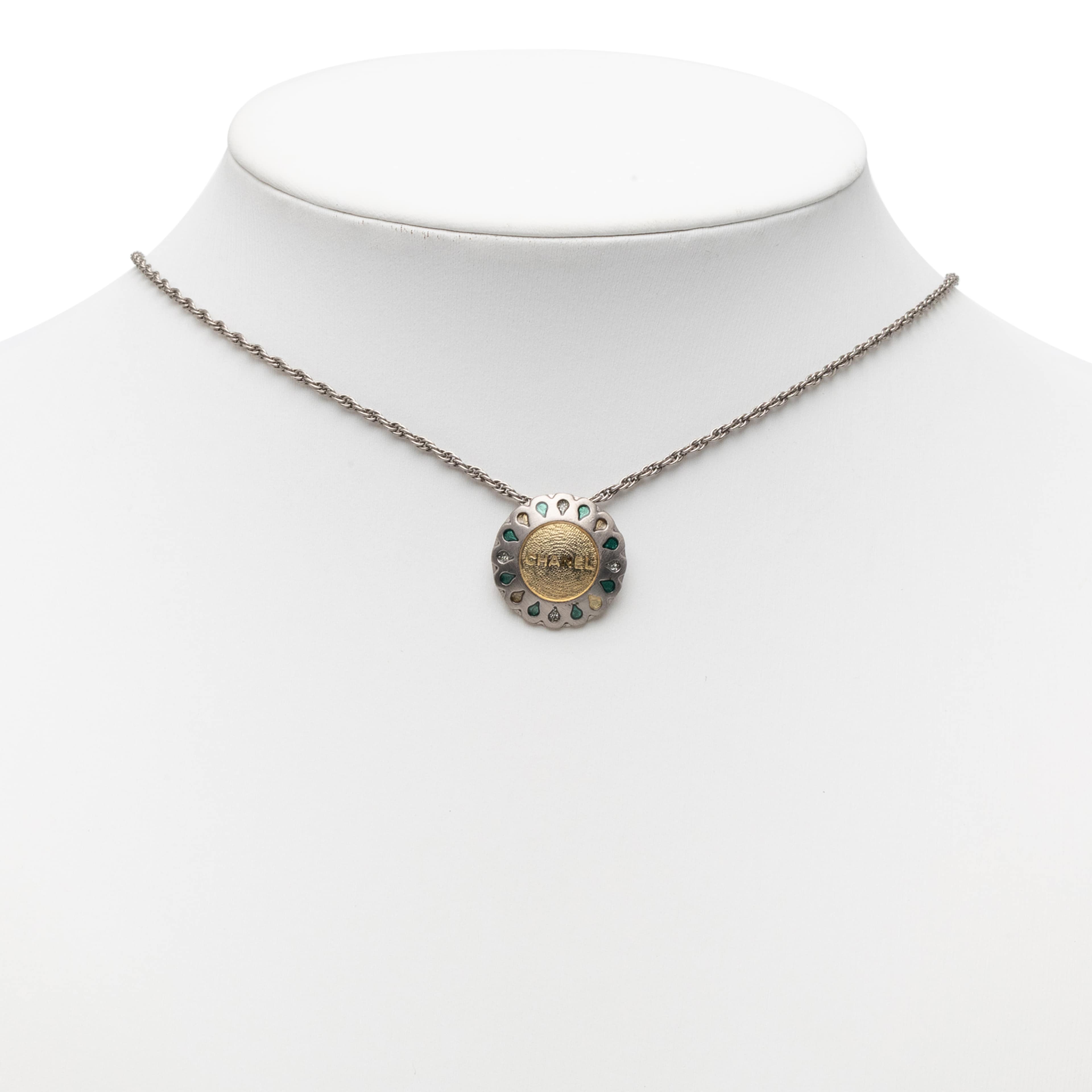 Chanel Silver Plated Rhinestone Flower Pendant Necklace, från Luxclusif, i färgen silver. Klicka för att öppna bilden i stort format