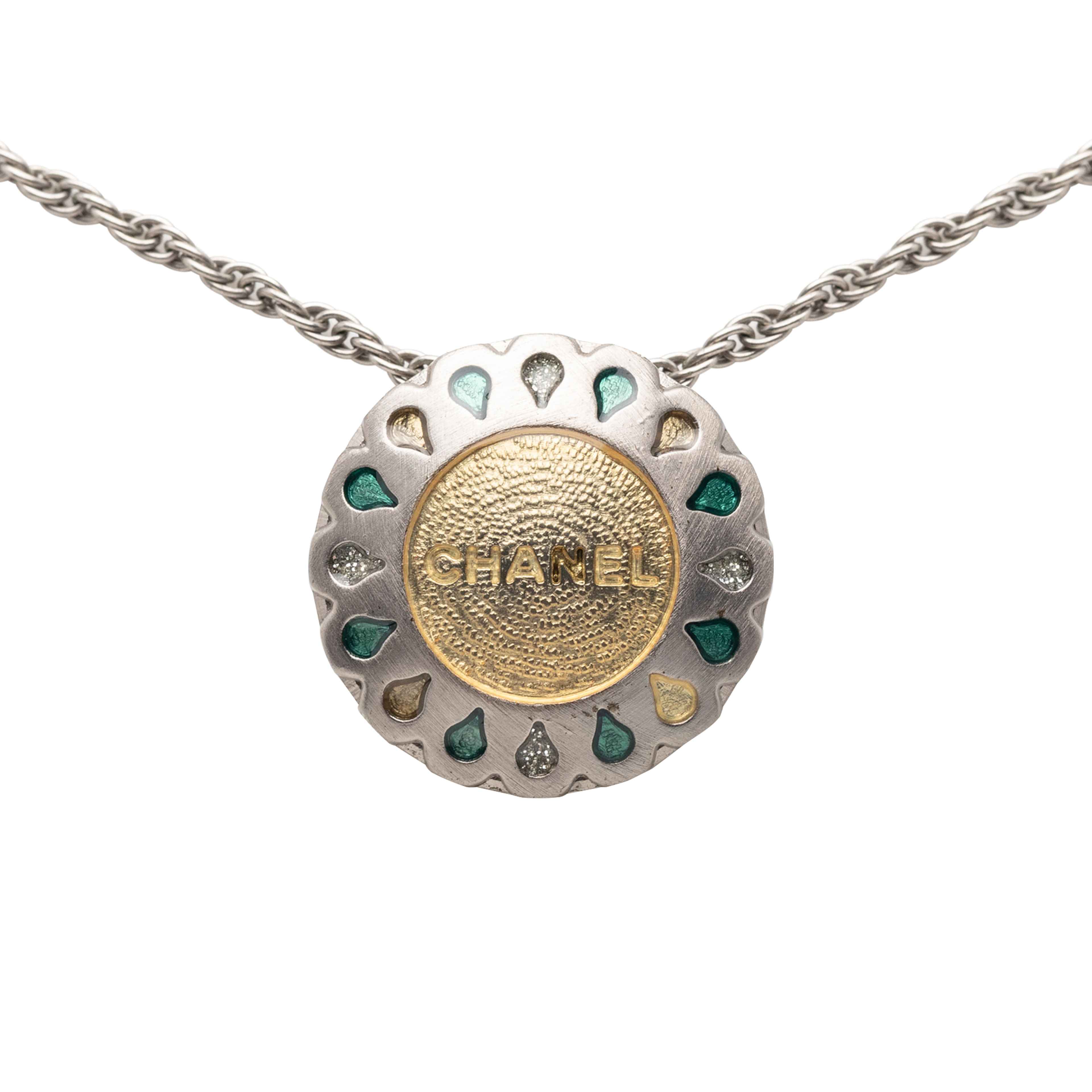 Chanel Silver Plated Rhinestone Flower Pendant Necklace, från Luxclusif, i färgen silver. Klicka för att öppna bilden i stort format