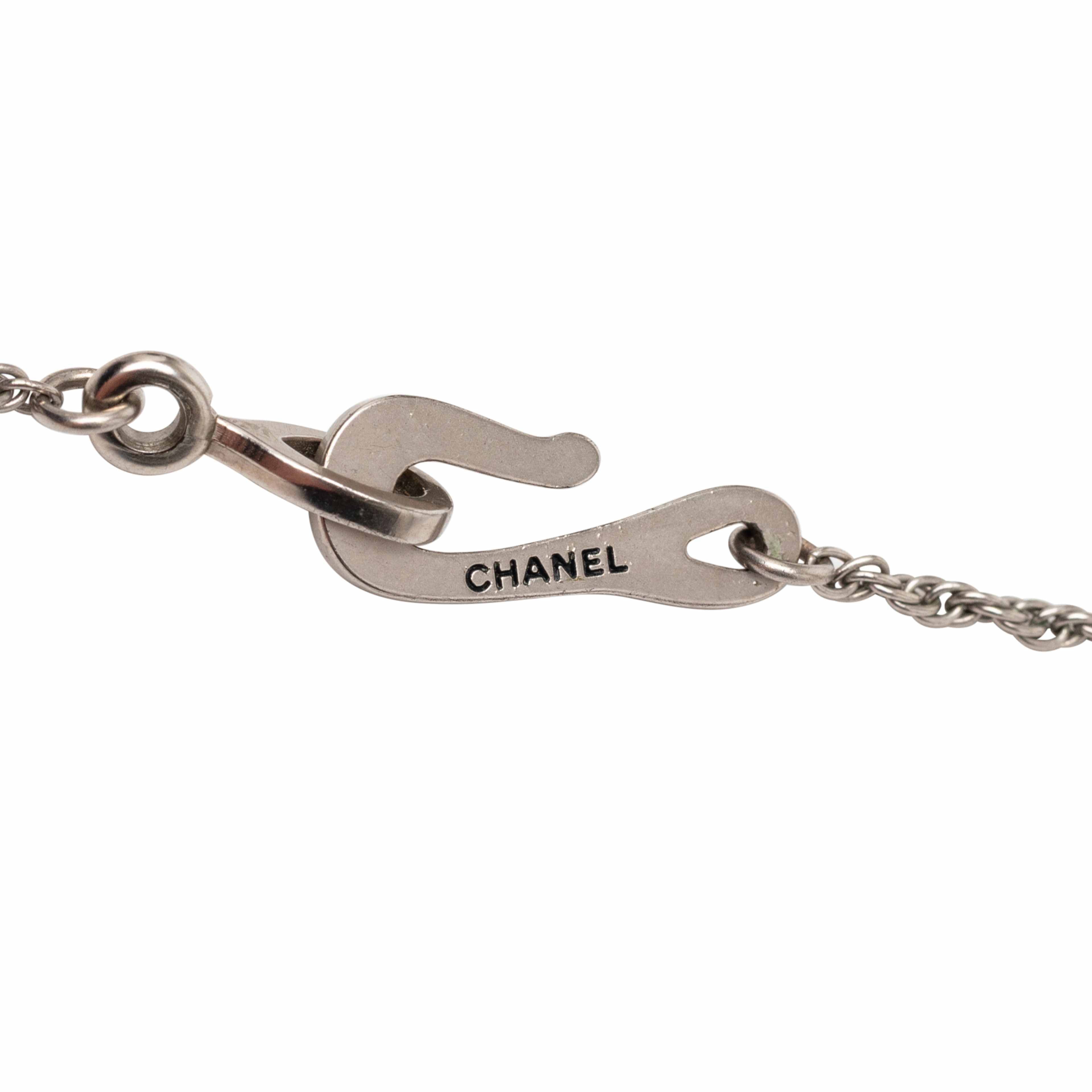 Chanel Silver Plated Rhinestone Flower Pendant Necklace, från Luxclusif, i färgen silver. Klicka för att öppna bilden i stort format