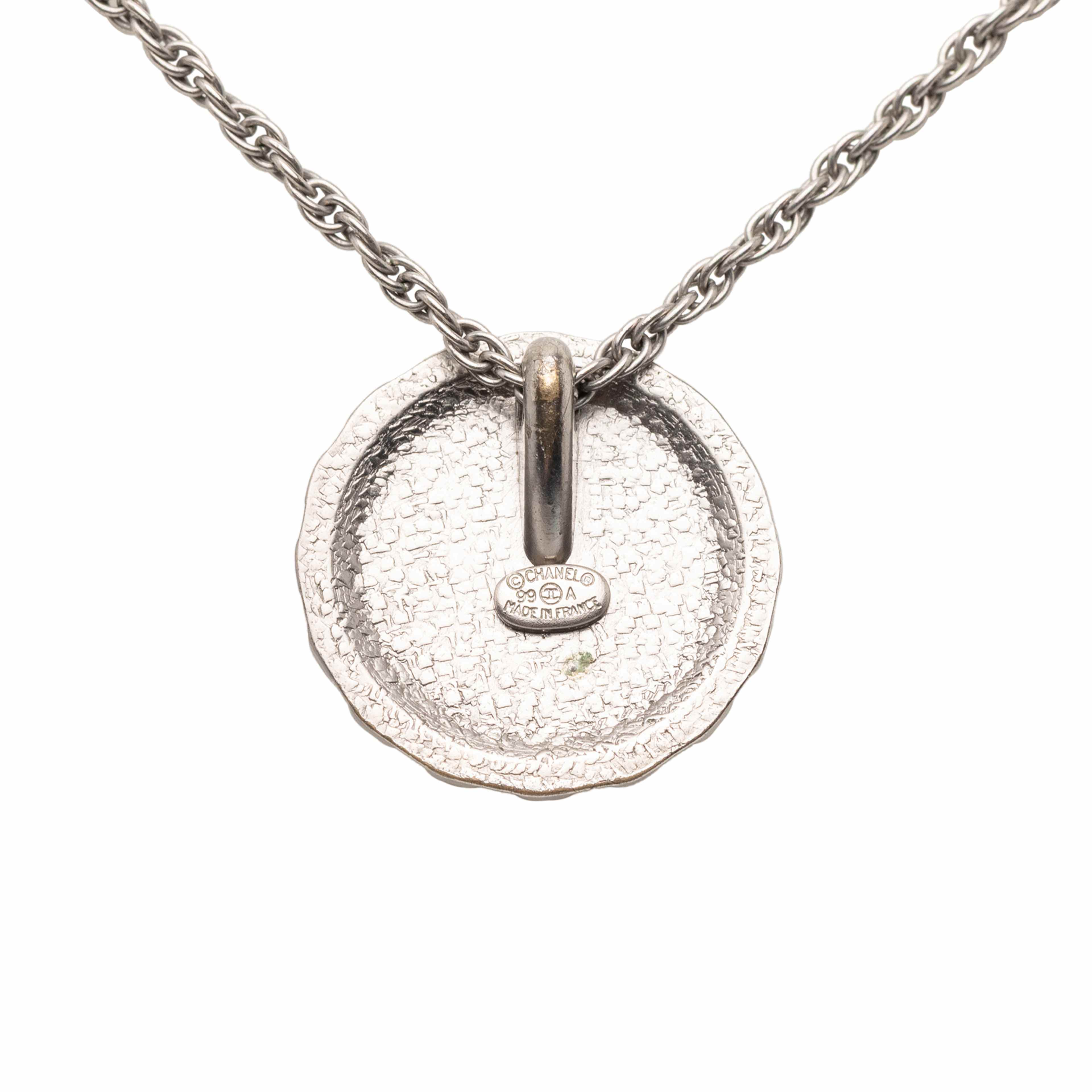 Chanel Silver Plated Rhinestone Flower Pendant Necklace, från Luxclusif, i färgen silver. Klicka för att öppna bilden i stort format
