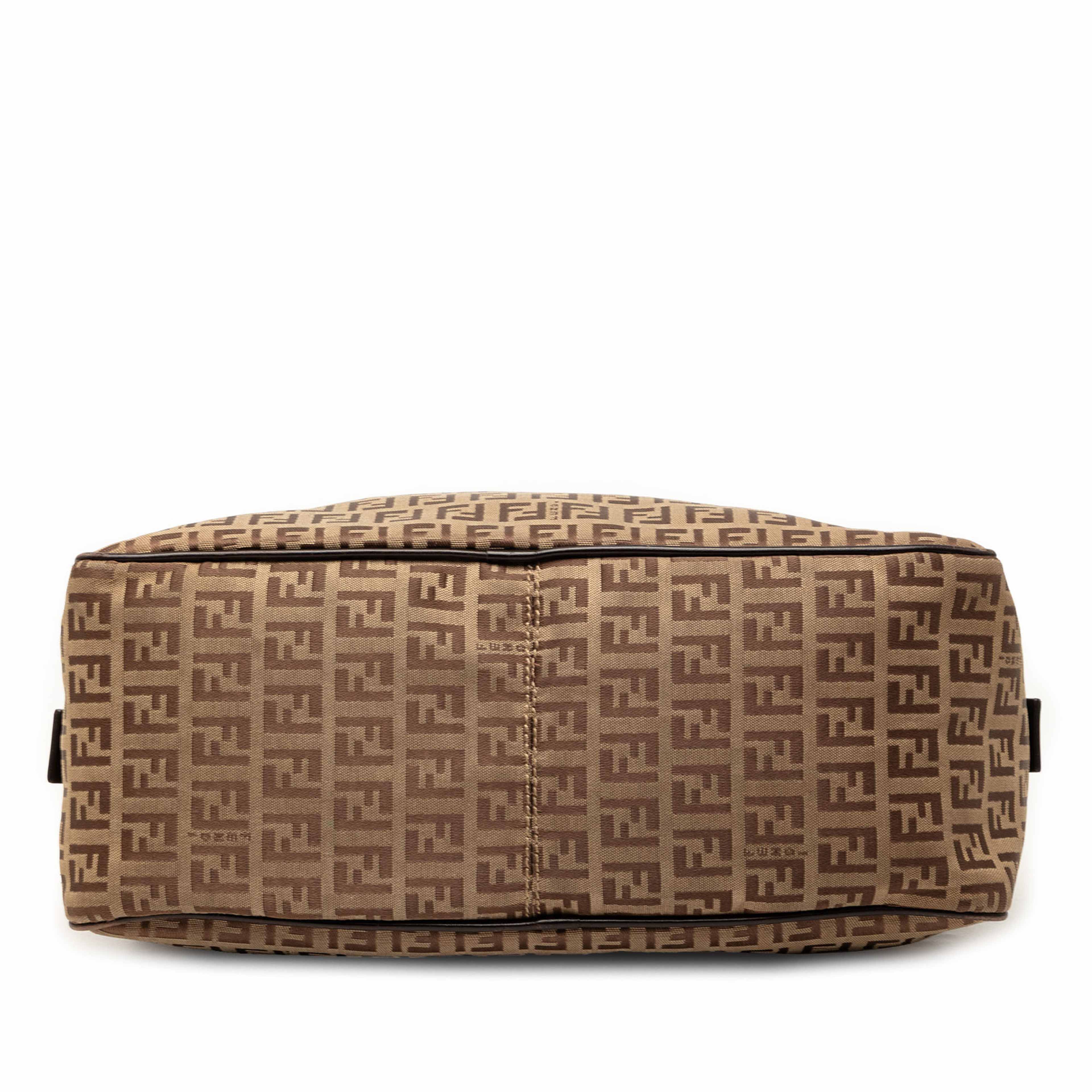 Fendi Zucchino Canvas Shoulder Bag, från Luxclusif, i färgen beige. Klicka för att öppna bilden i stort format