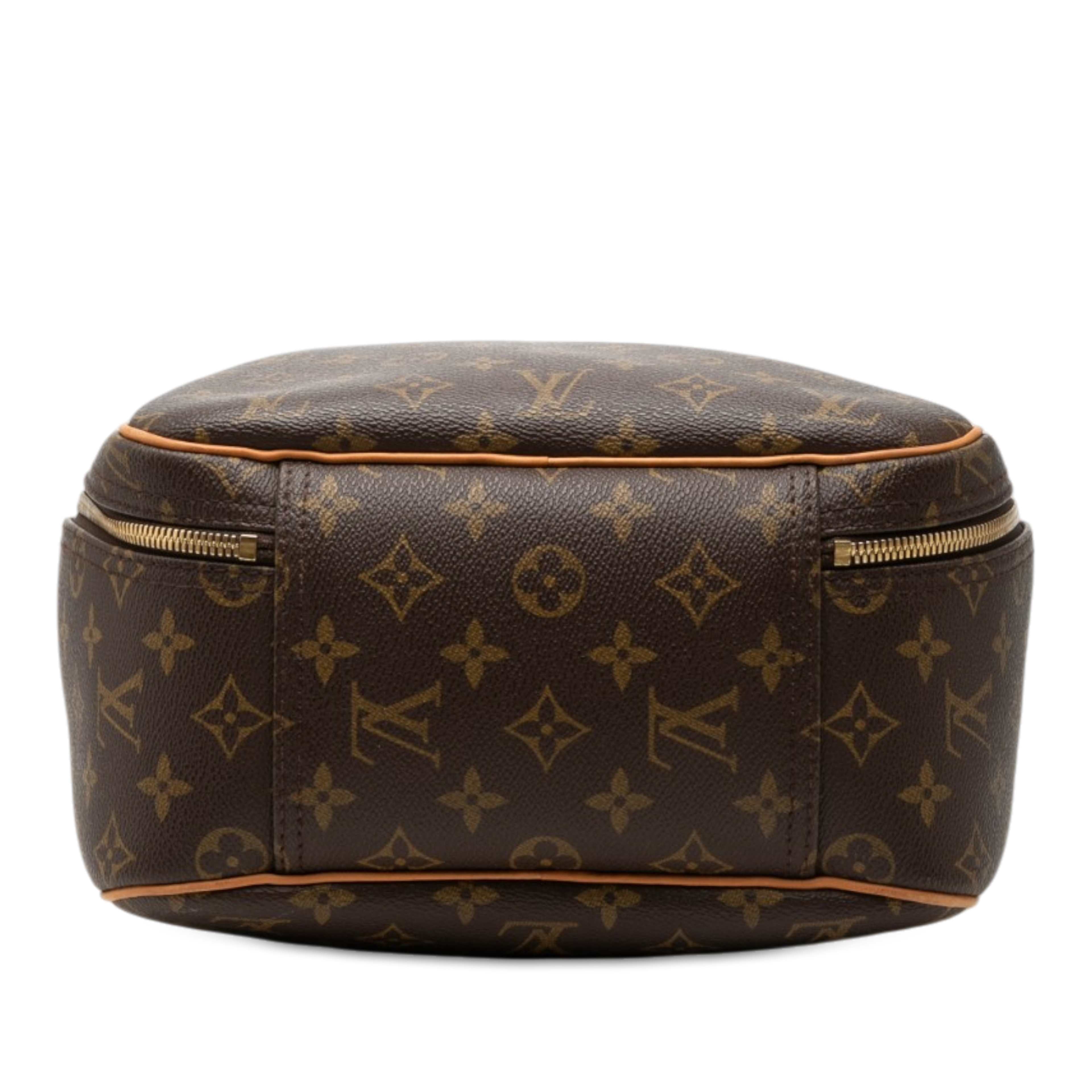 Louis Vuitton Monogram Excursion, från Luxclusif, i färgen brun. Klicka för att öppna bilden i stort format