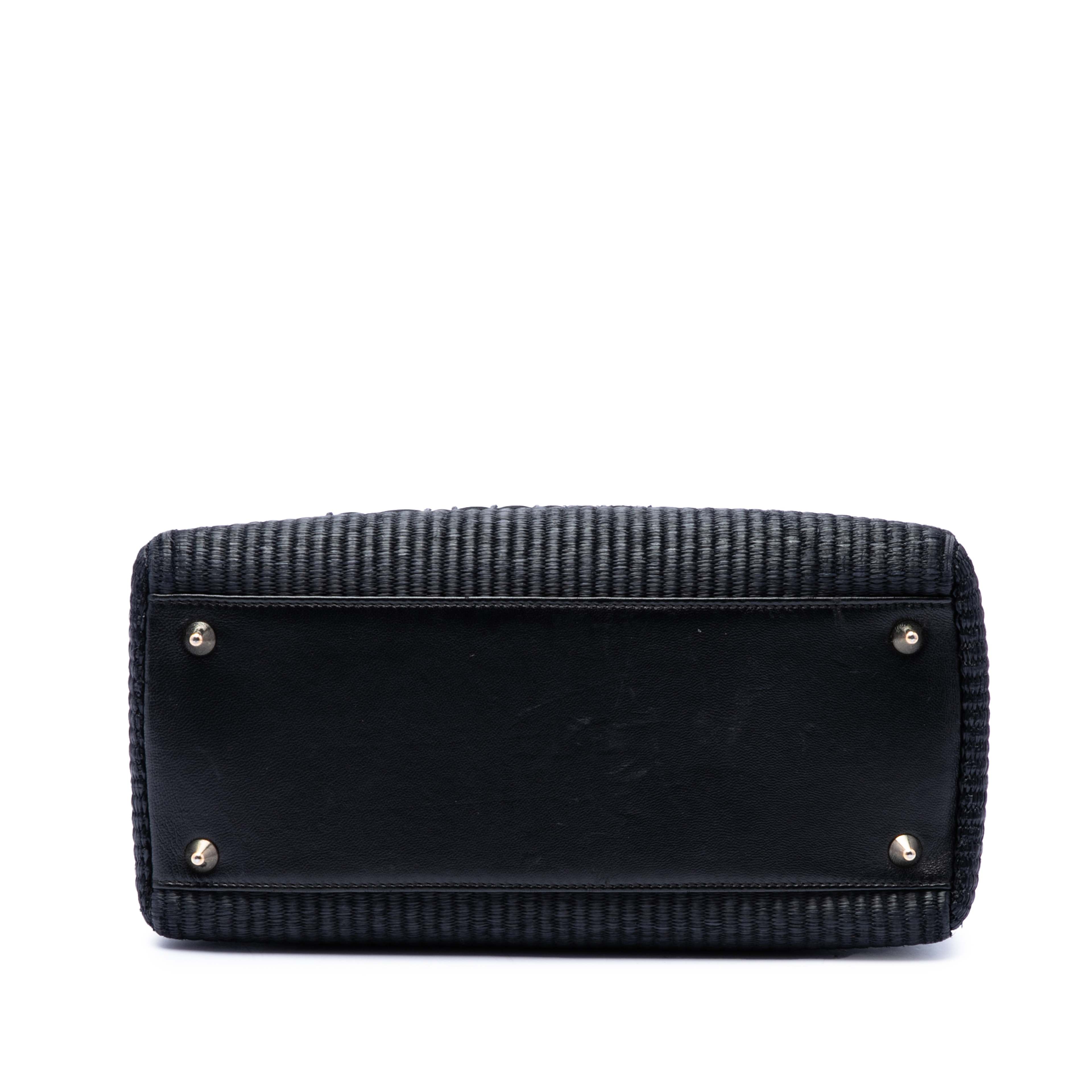 Dior Medium Patent Trimmed Woven Canvas Lady Dior, från Luxclusif, i färgen svart. Klicka för att öppna bilden i stort format